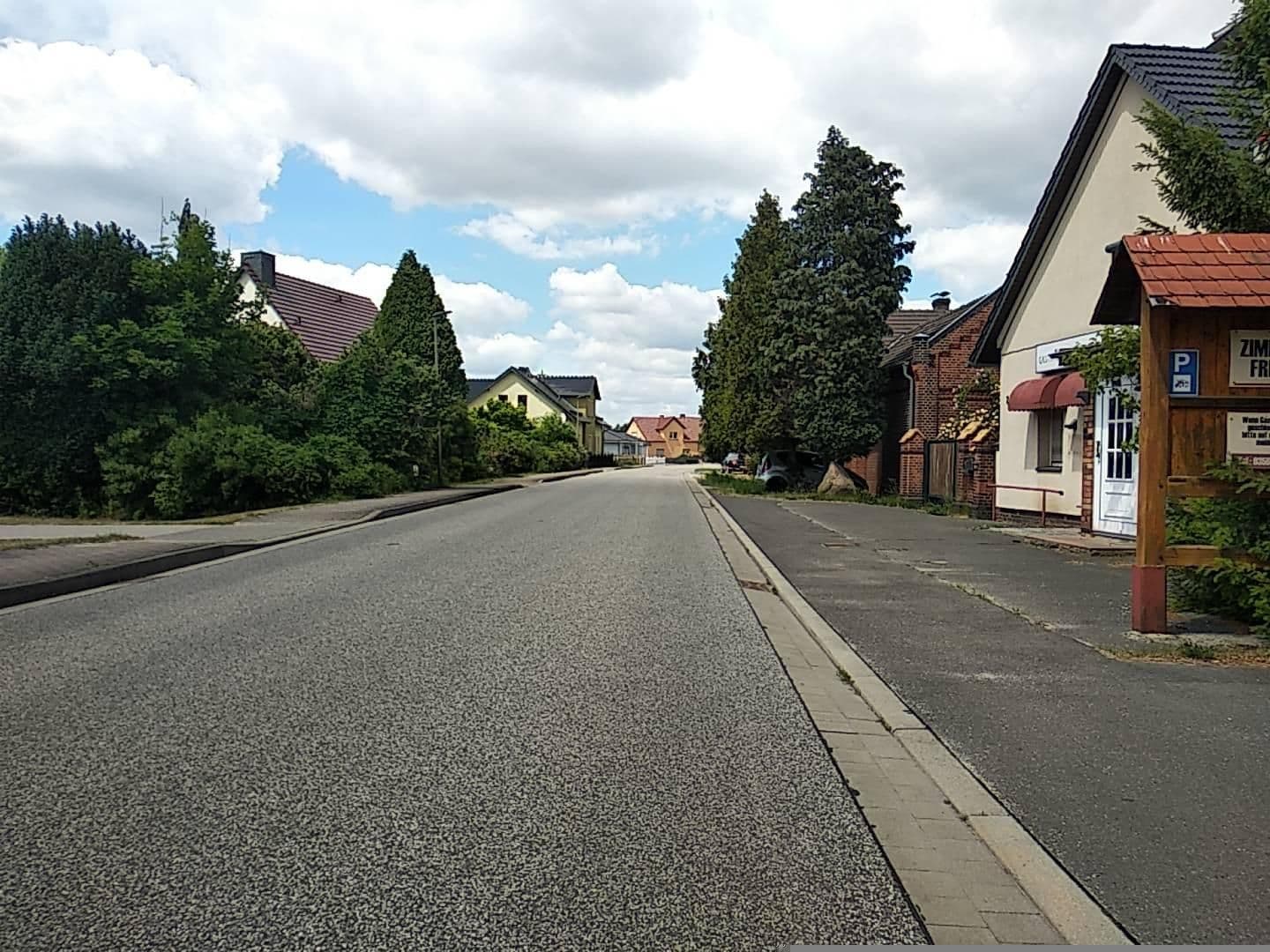 Street view near Gasthaus-Pension Glücksbrunnen, Kolkwitz — © mbit (CC BY-SA · Mapillary)