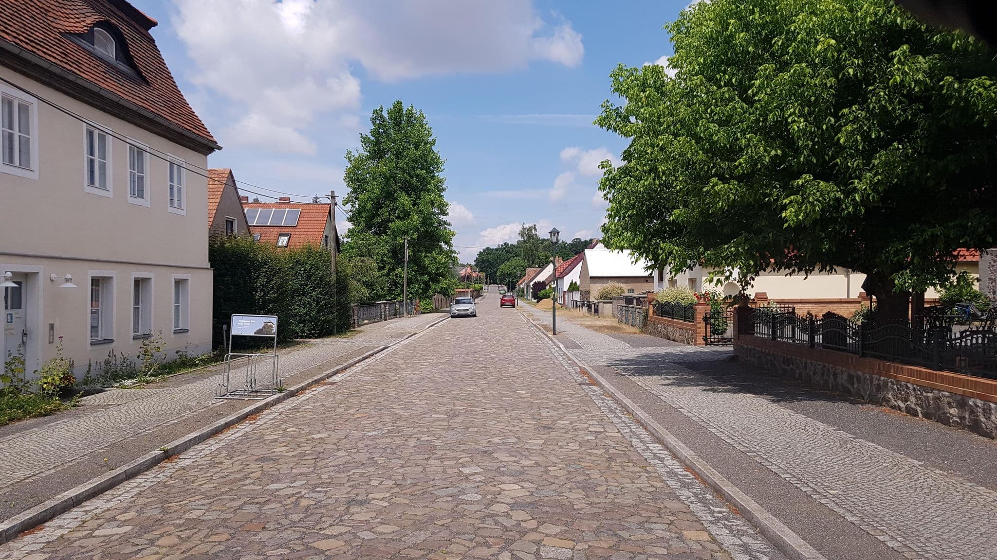 Street view near Gästehaus Alte Schule, Pension & Geschäft Nadine Inh. Nadine Schenker, Crinitz — © dsmm (CC BY-SA · Mapillary)