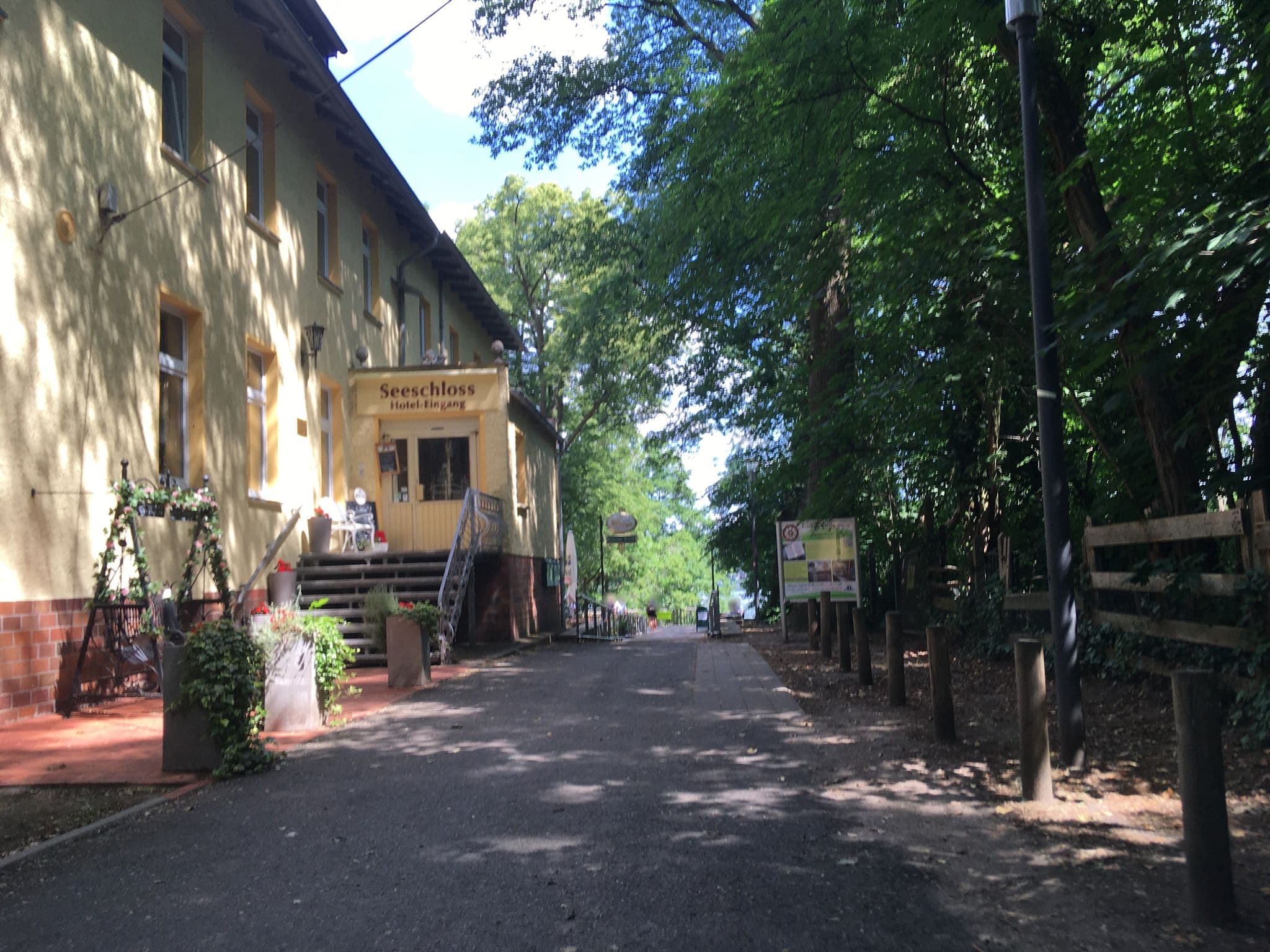 Street view near Hotel Seeschloß am Bötzsee, Strausberg — © carlheinz (CC BY-SA · Mapillary)