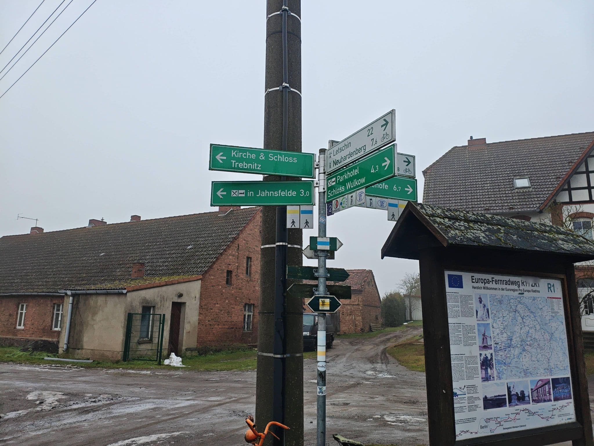 Street view near Gasthaus zur Ostbahn, Müncheberg — © ber319 (CC BY-SA · Mapillary)