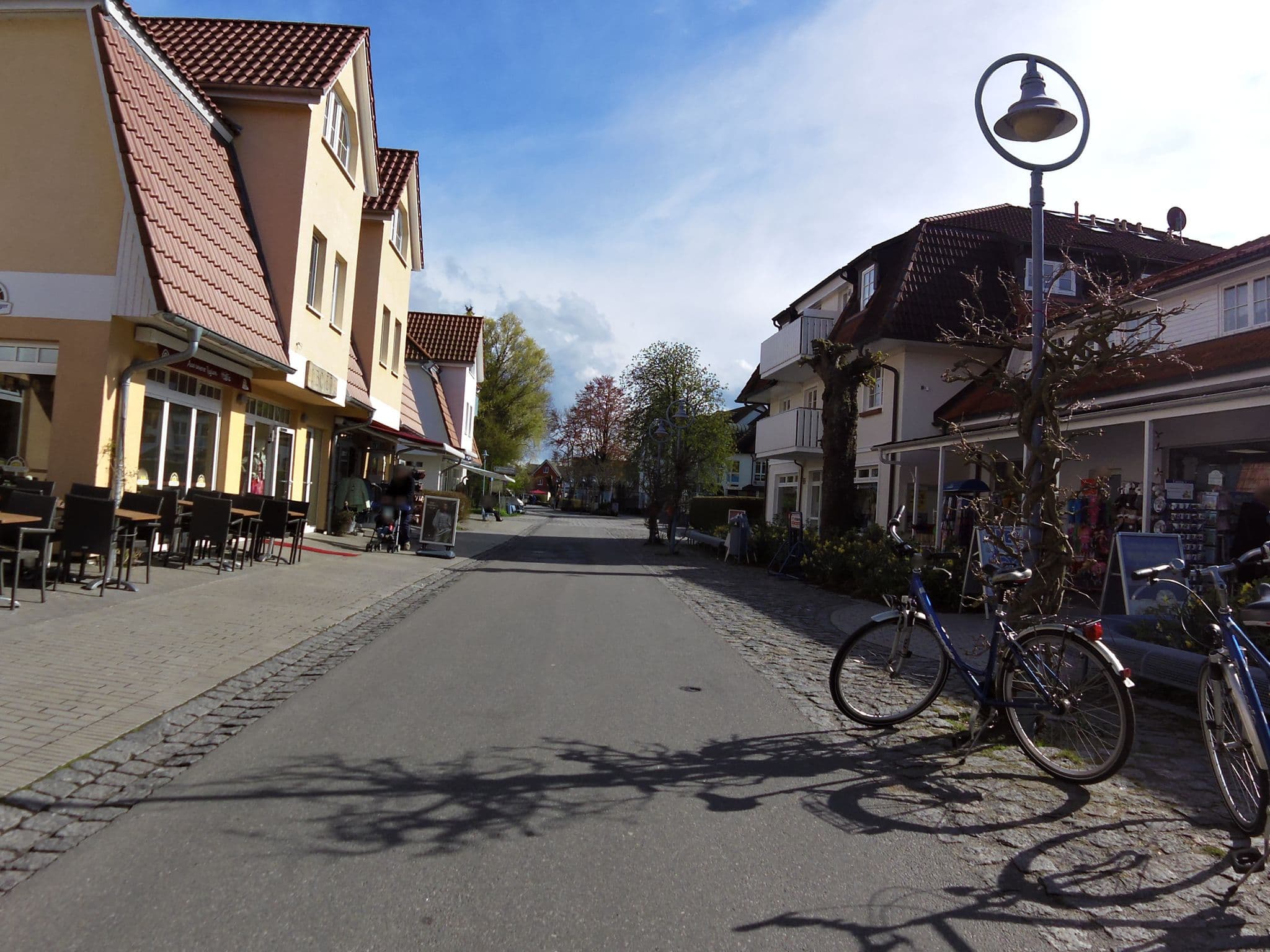 Street view near Zingster Zimmerbörse, Zingst — © zoegglmeyr (CC BY-SA · Mapillary)