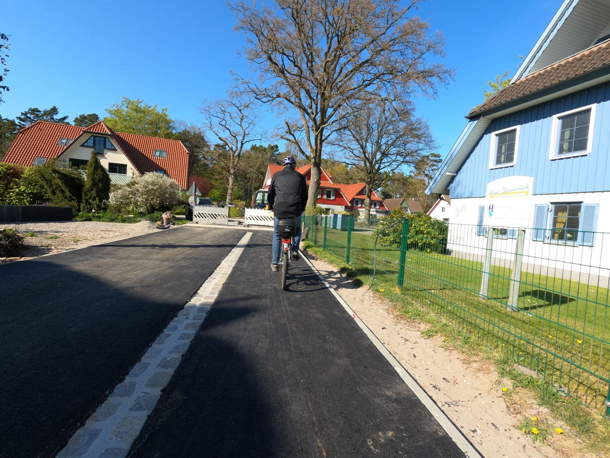 Street view near Haus Deichblick, Ostseebad Prerow — © hektor1989 (CC BY-SA · Mapillary)