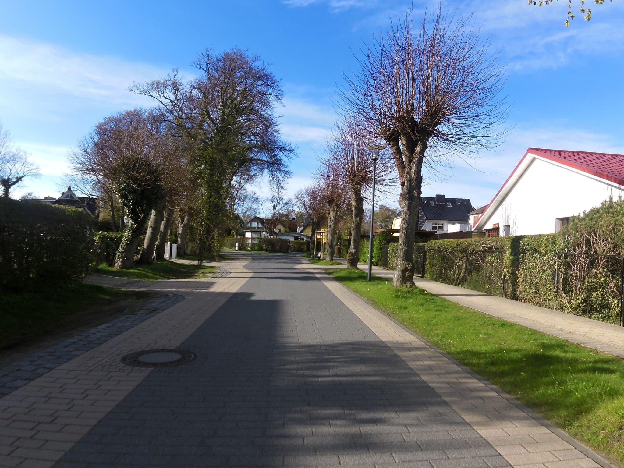 Street view near 3-Zi-Ferienwohnungen Piratennest 1 und 2, Zingst — © zoegglmeyr (CC BY-SA · Mapillary)