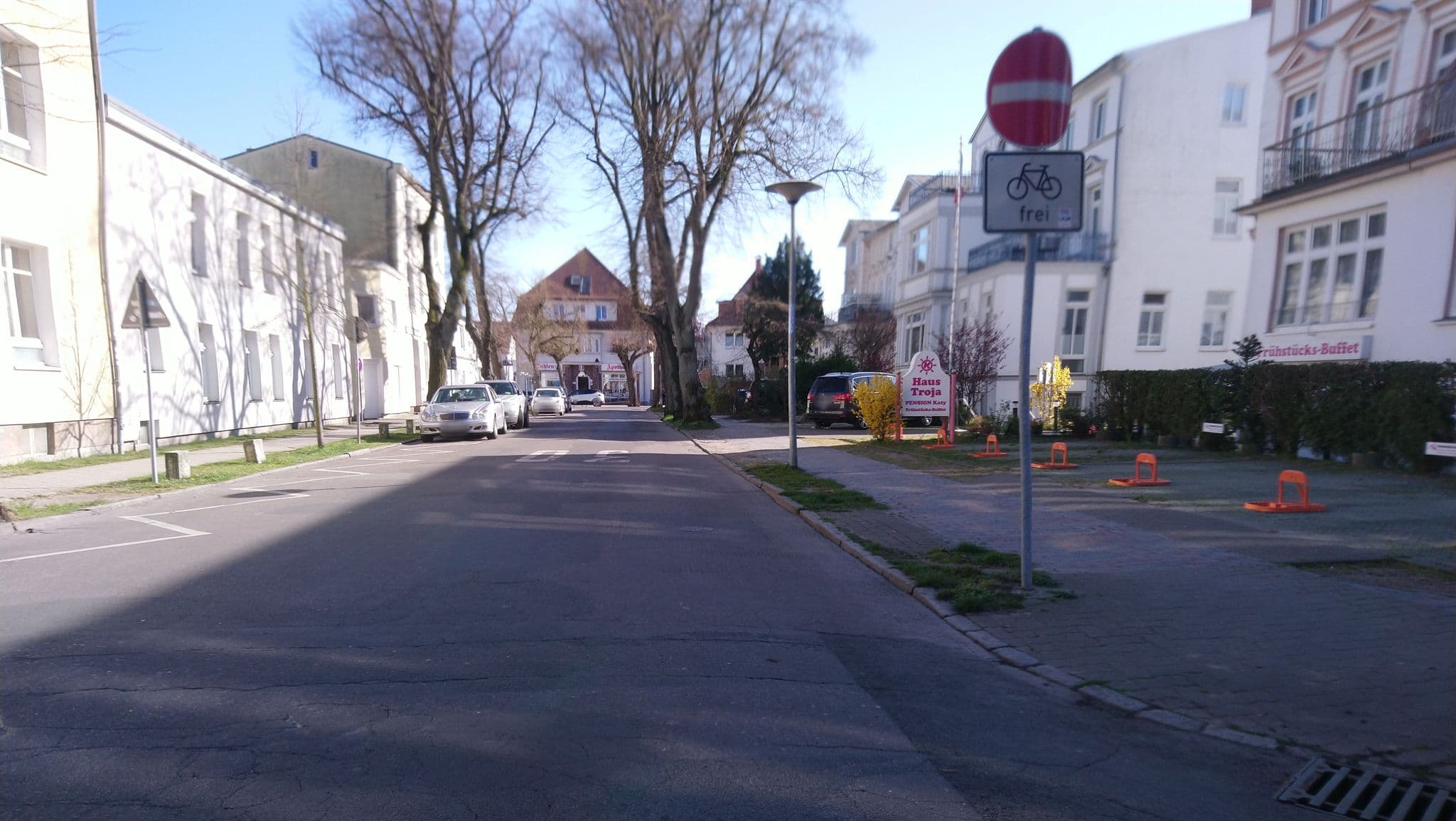 Street view near Pension Katy Inh. Kanwischer Pension und Gaststätte Knurrhahn, Warnemünde — © 8of9 (CC BY-SA · Mapillary)