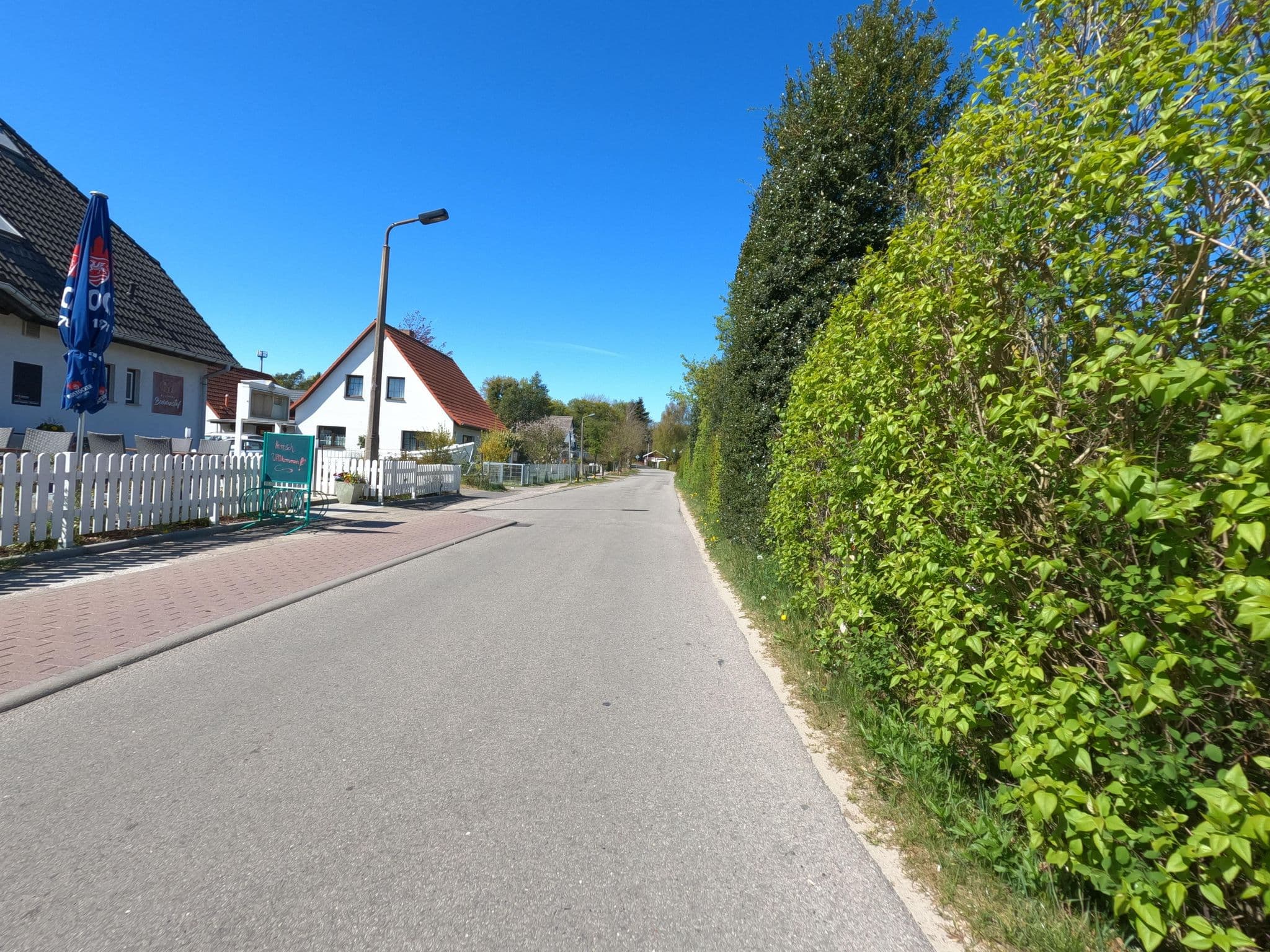 Street view near Restaurant und Pension Seekiste, Born — © hektor1989 (CC BY-SA · Mapillary)