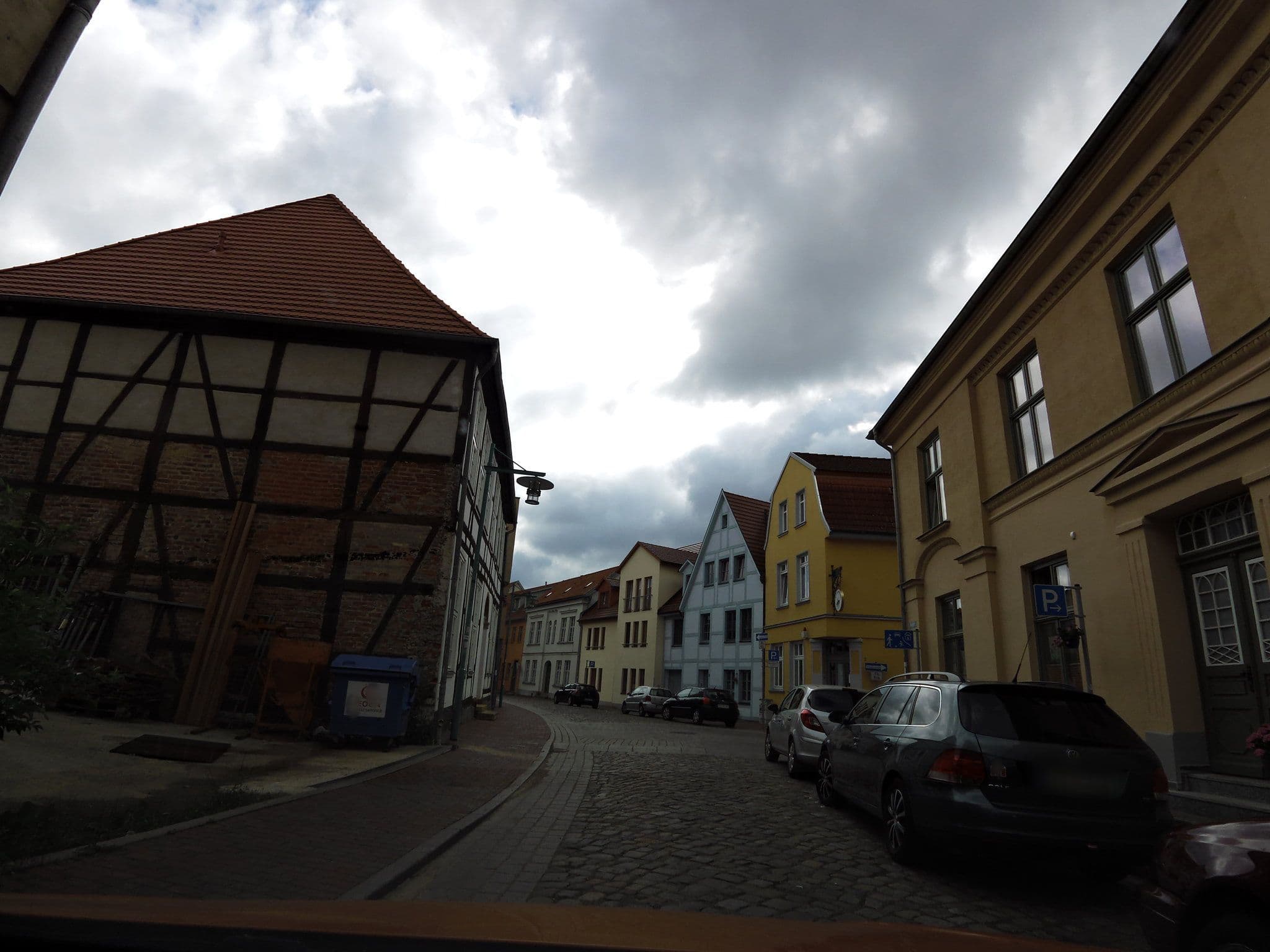 Street view near Hotel Schloss Vietgest, Güstrow — © moenk (CC BY-SA · Mapillary)
