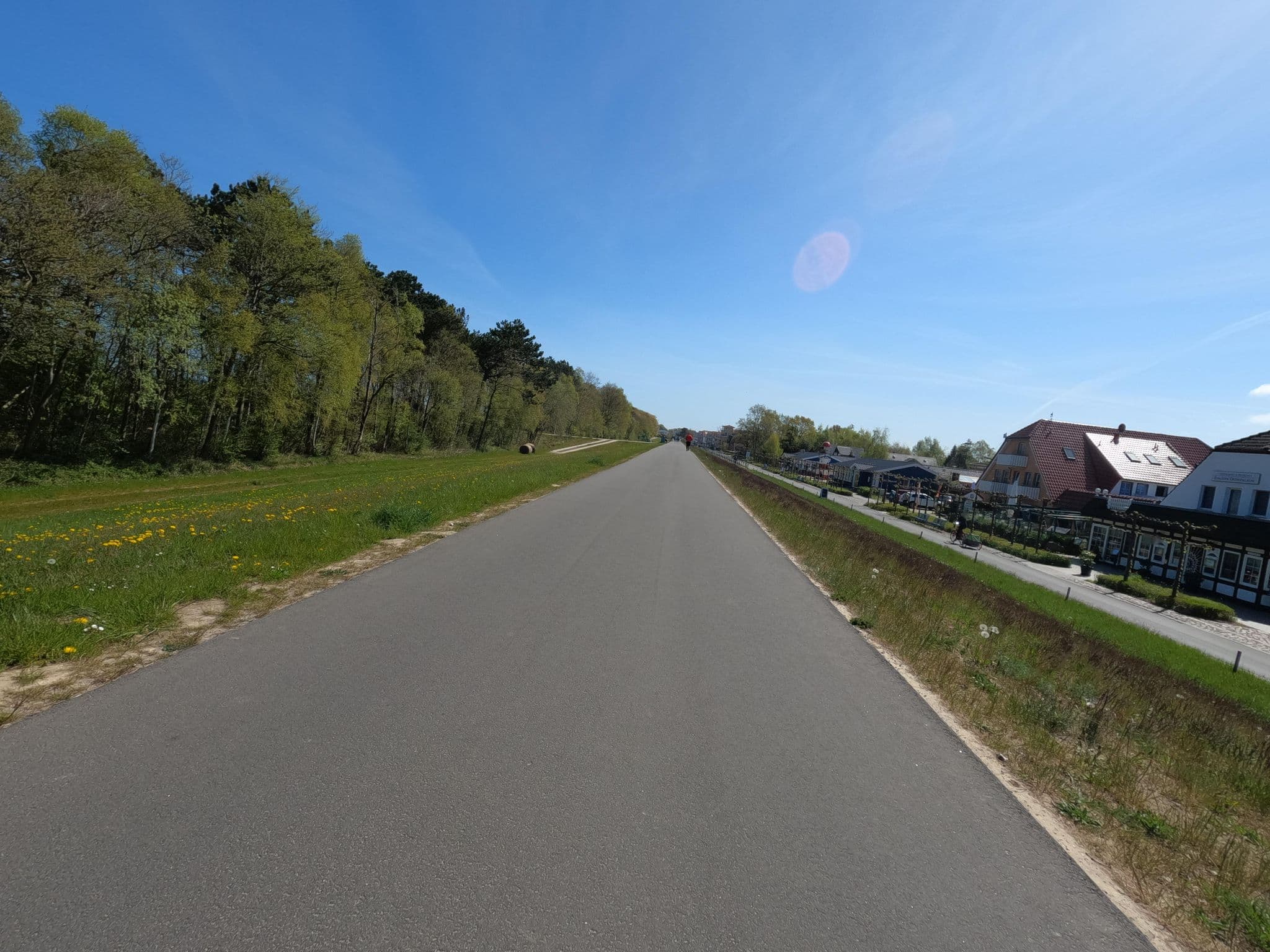 Street view near Pension und Restaurant Ostseeklause, Zingst — © hektor1989 (CC BY-SA · Mapillary)