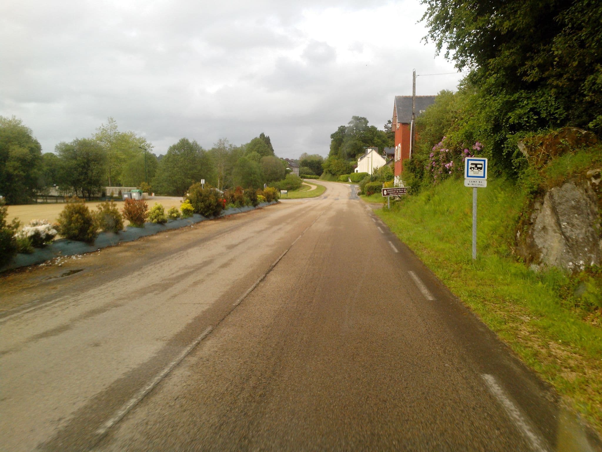 Street view near Aire du Huelgoat - Lac Le Fao, Huelgoat — © hamlet (CC BY-SA · Mapillary)