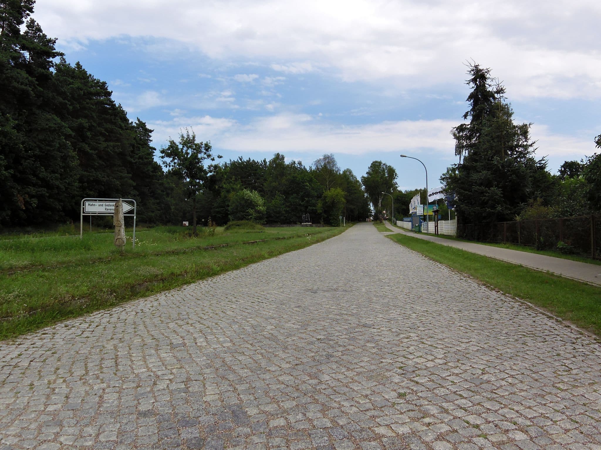 Street view near Hotel & Restaurant Seestern, Fürstenberg — © zoegglmeyr (CC BY-SA · Mapillary)
