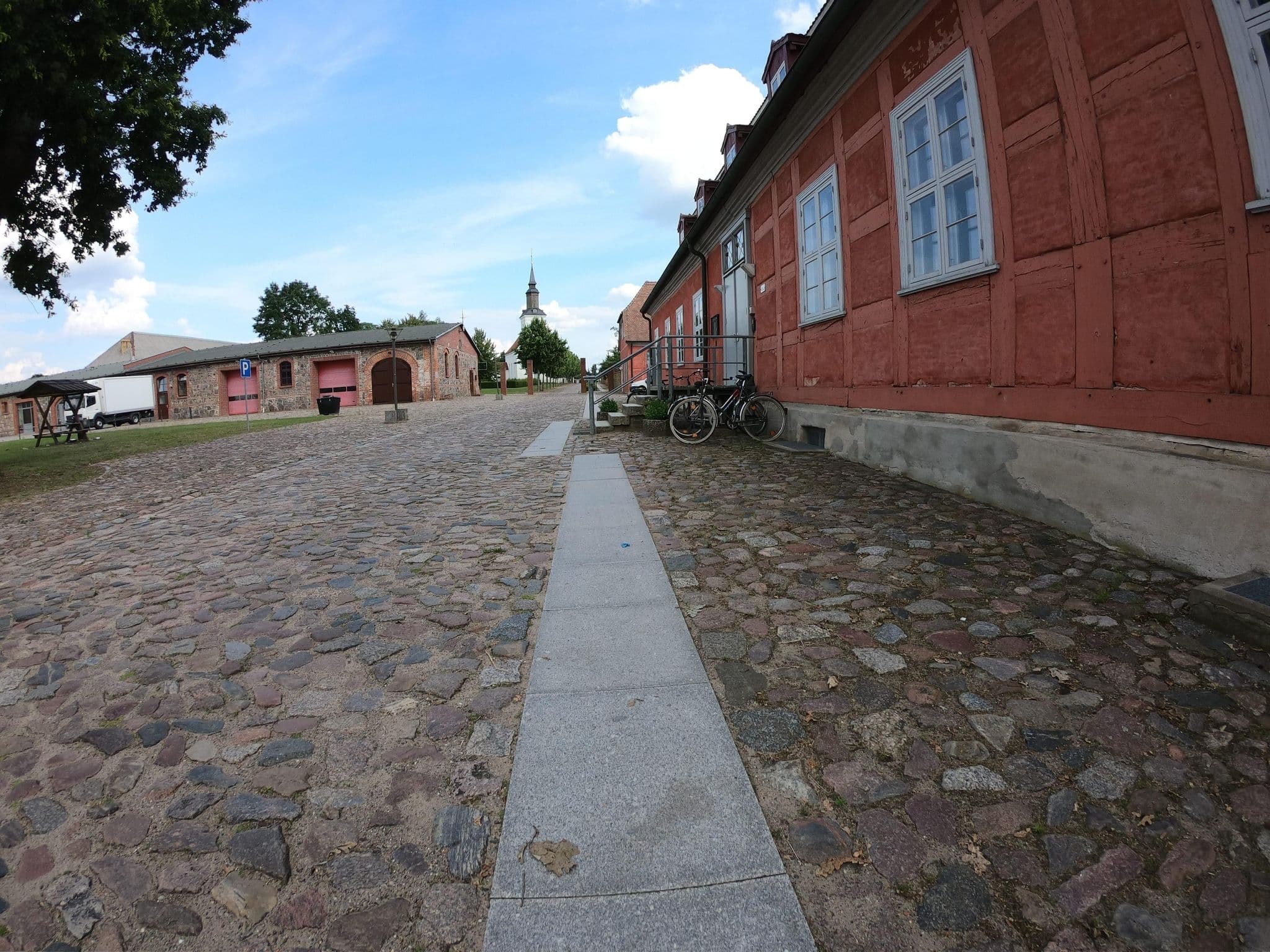 Street view near Schloss Rothenklempenow Gästehaus für Jung und Alt, Viereck — © masterofnoroad (CC BY-SA · Mapillary)