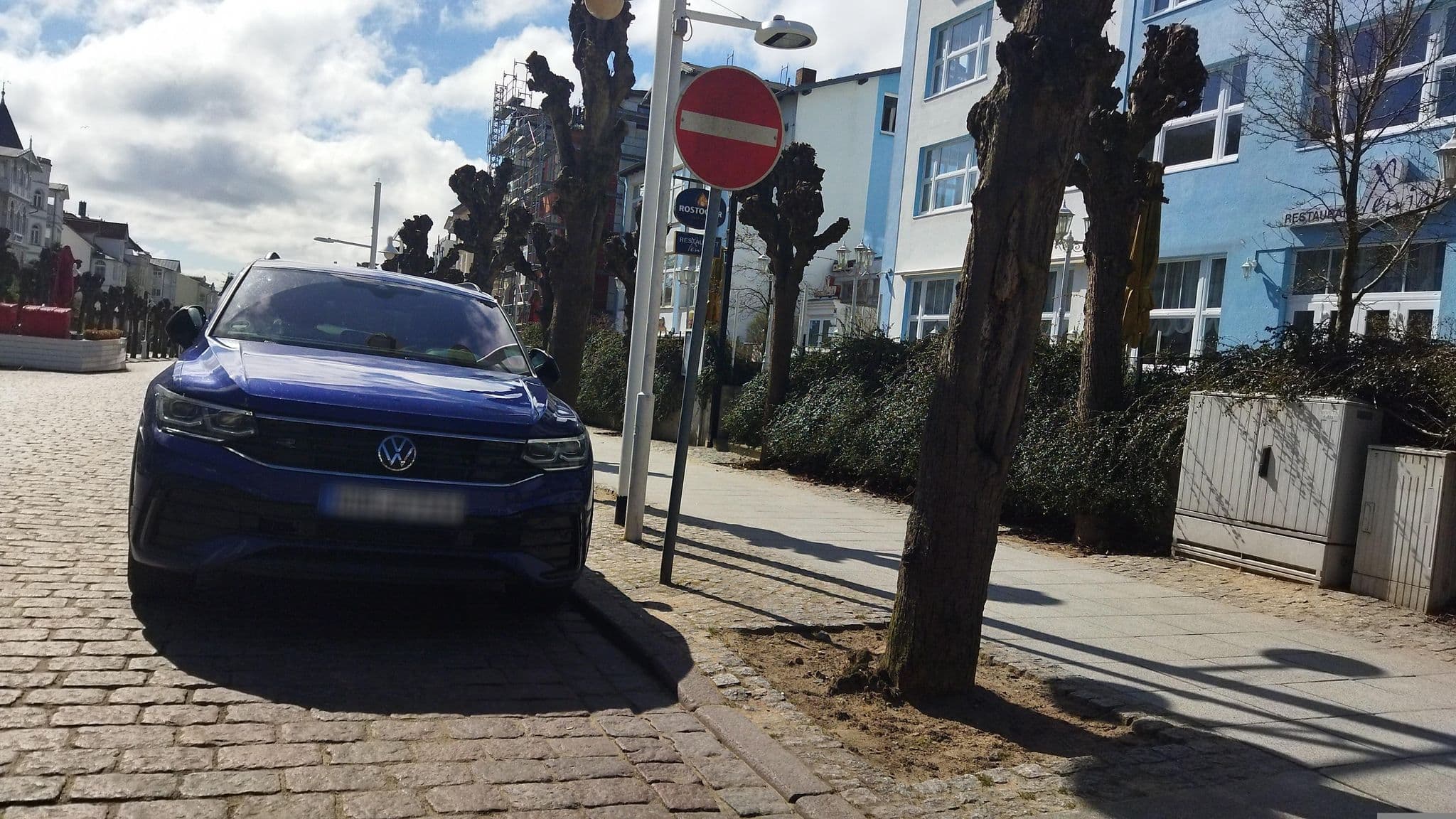 Street view near Villa Paula F501 WG 01 Findling strandnah mit Kamin, Terrasse, Balkon, Sellin — © changchun1 (CC BY-SA · Mapillary)