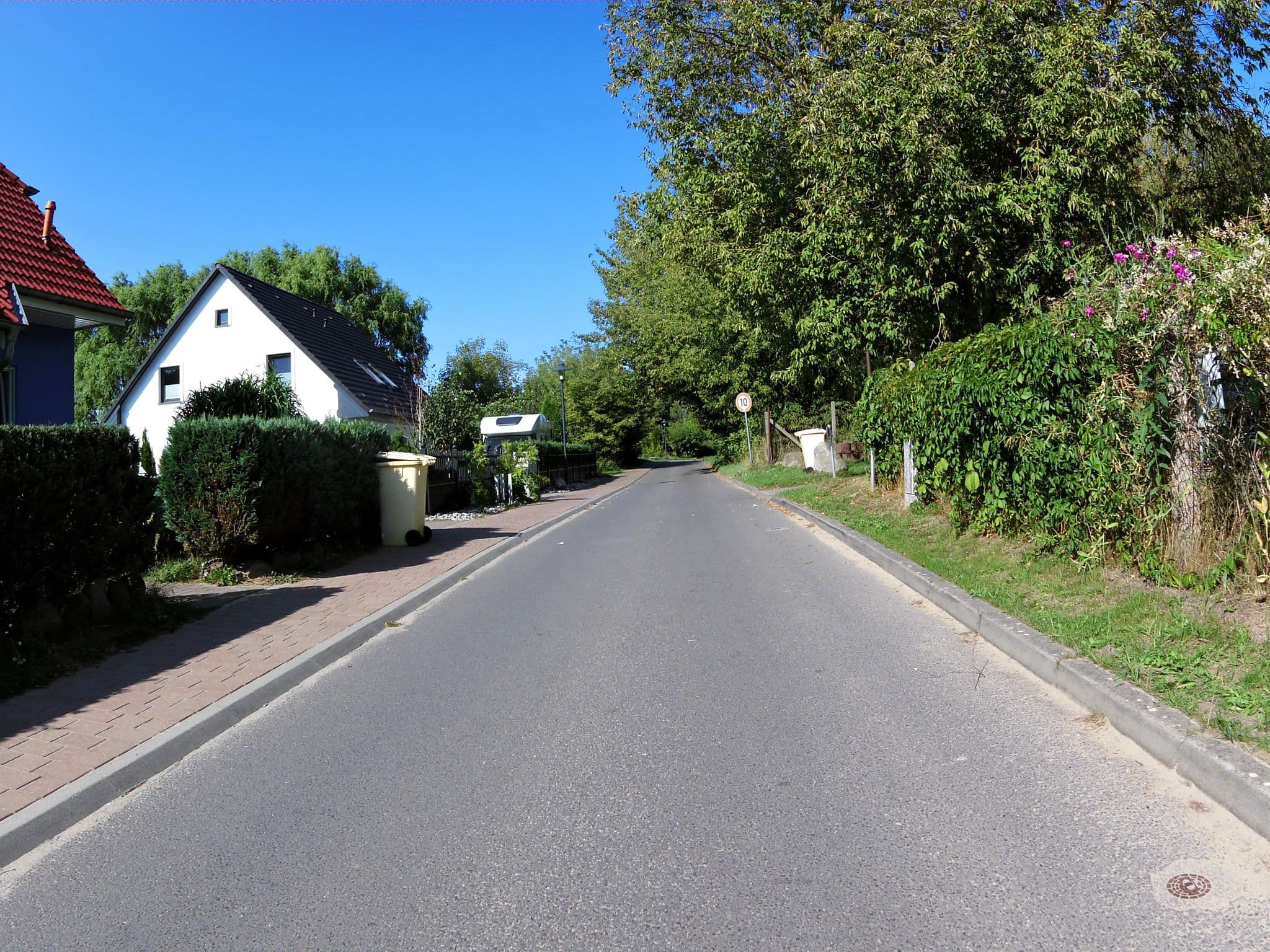 Street view near Haus Am Wald, Seebad Heringsdorf — © zoegglmeyr (CC BY-SA · Mapillary)