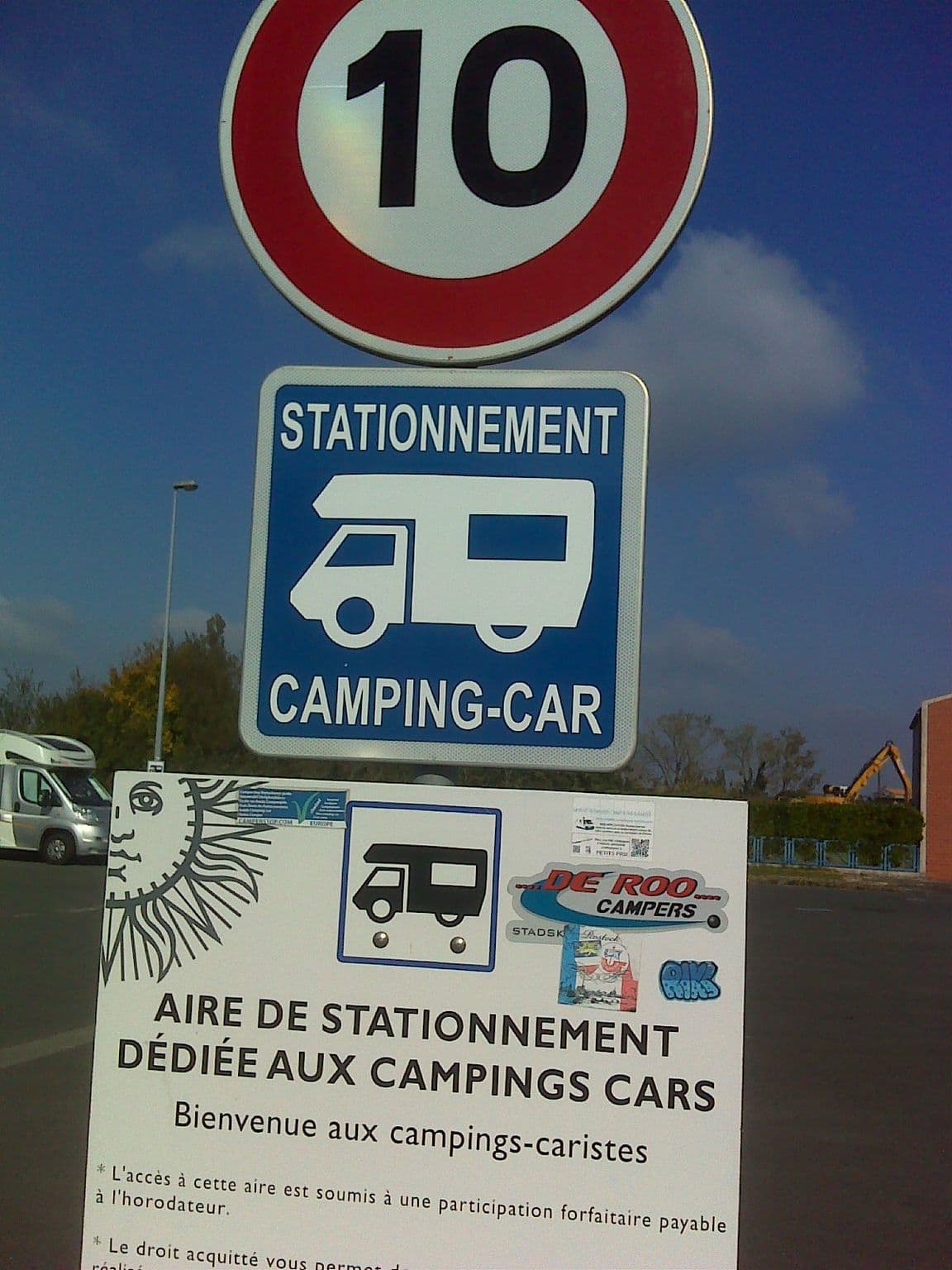 Street view near Aire de Stationnement (Dassault) - Rochefort, Rochefort — © bernardvoyageur (CC BY-SA · Mapillary)