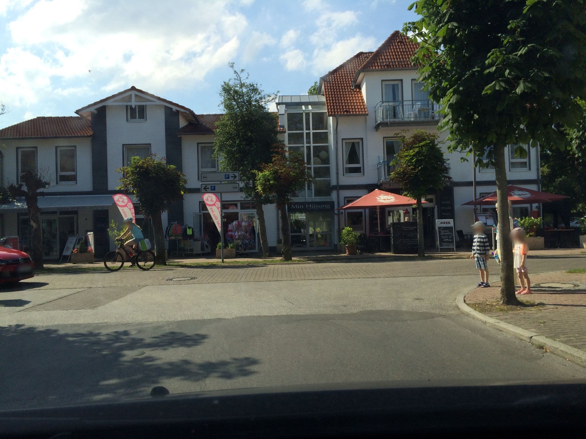 Street view near Villa Saxonia, Ostseebad Binz — © hajak (CC BY-SA · Mapillary)