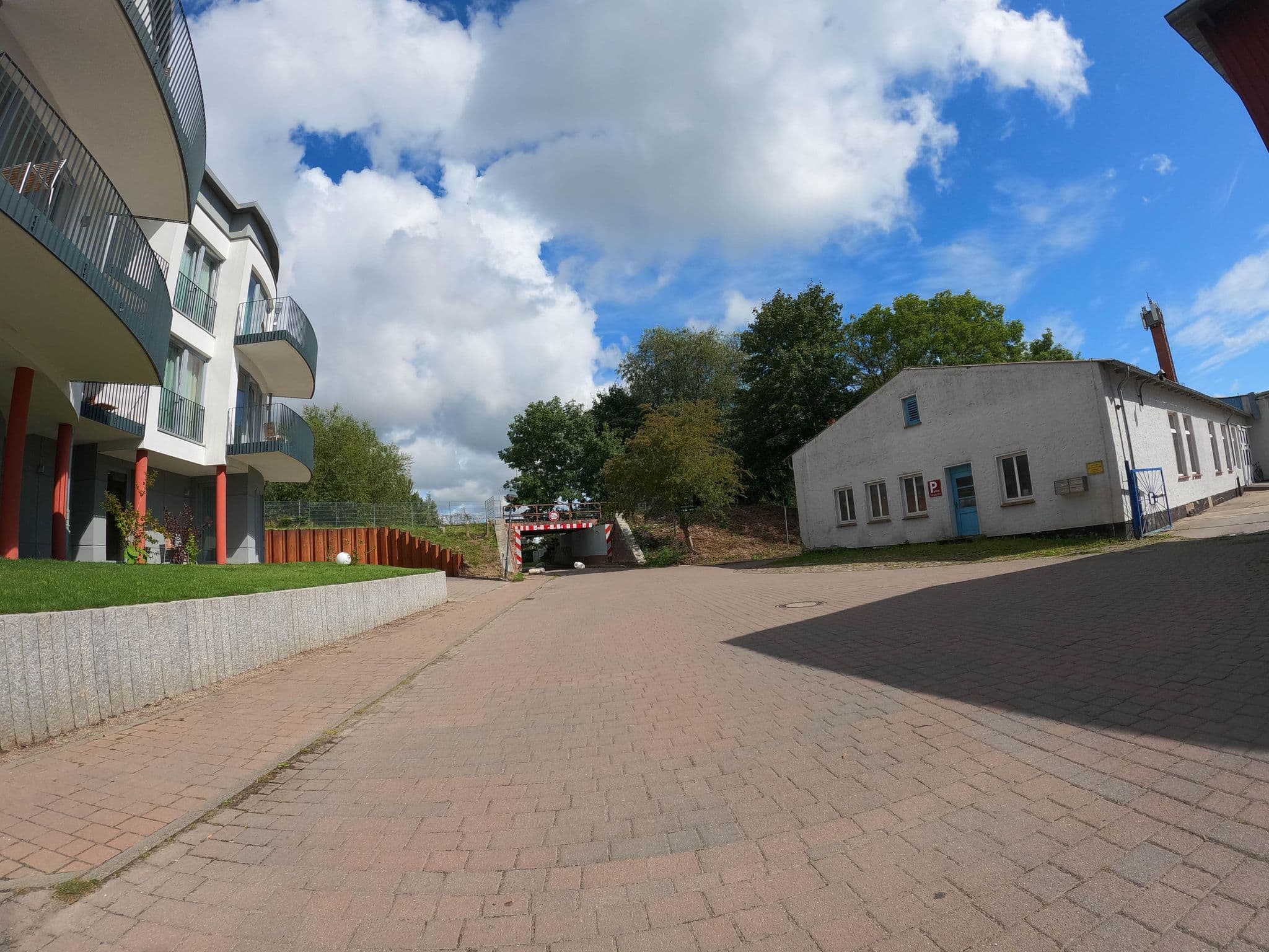 Street view near Hotel Goor und Apartmenthaus, Putbus — © strubbl (CC BY-SA · Mapillary)