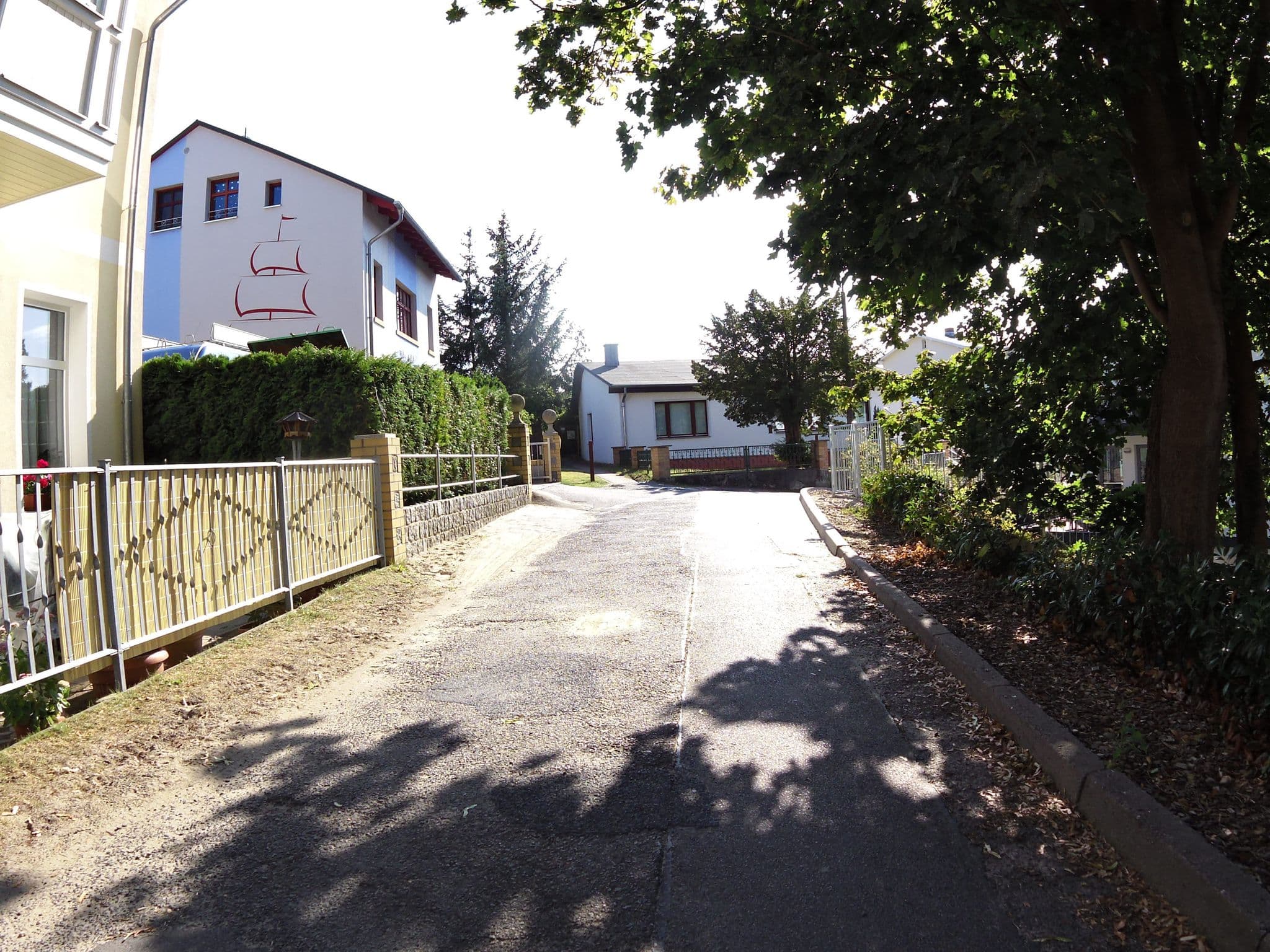 Street view near Ferienwohnungen Ahlbecker Höhe - Bergstraße, Seebad Heringsdorf — © zoegglmeyr (CC BY-SA · Mapillary)