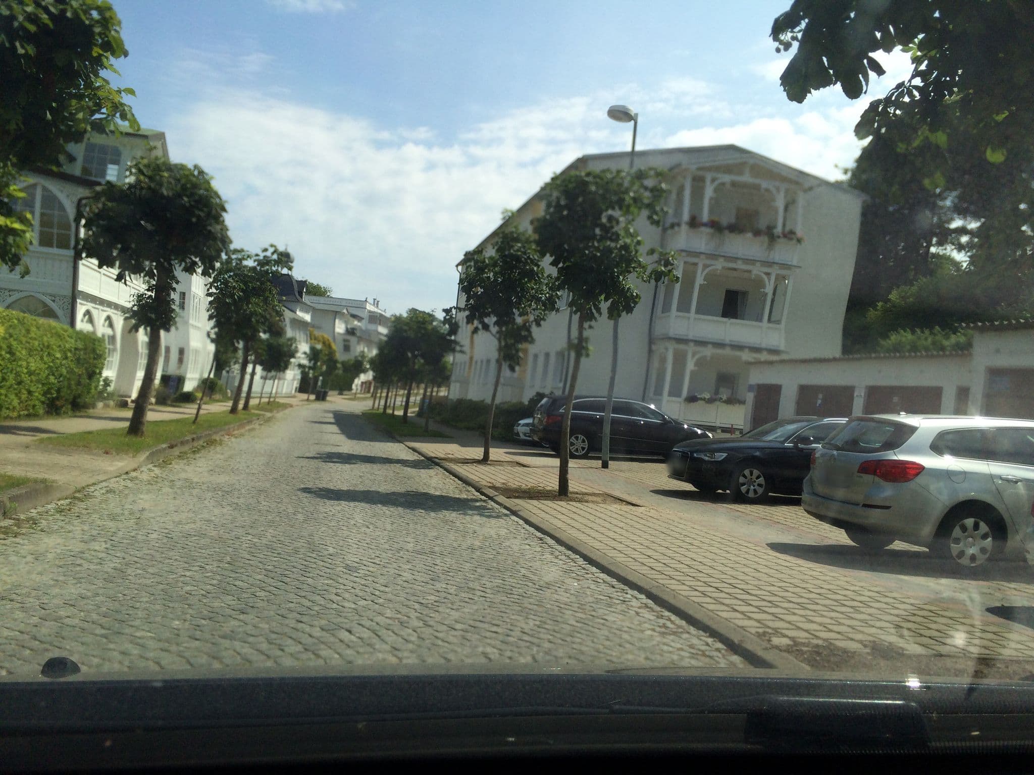 Street view near Villa Ravensberg, Ostseebad Binz — © hajak (CC BY-SA · Mapillary)