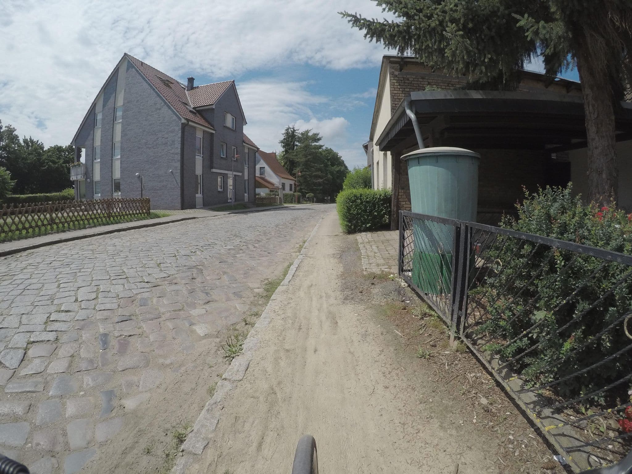 Street view near Ferienwohnungen Ferienhaus Unterkunft Appartment in Altefähr, Altefähr — © kartonage (CC BY-SA · Mapillary)