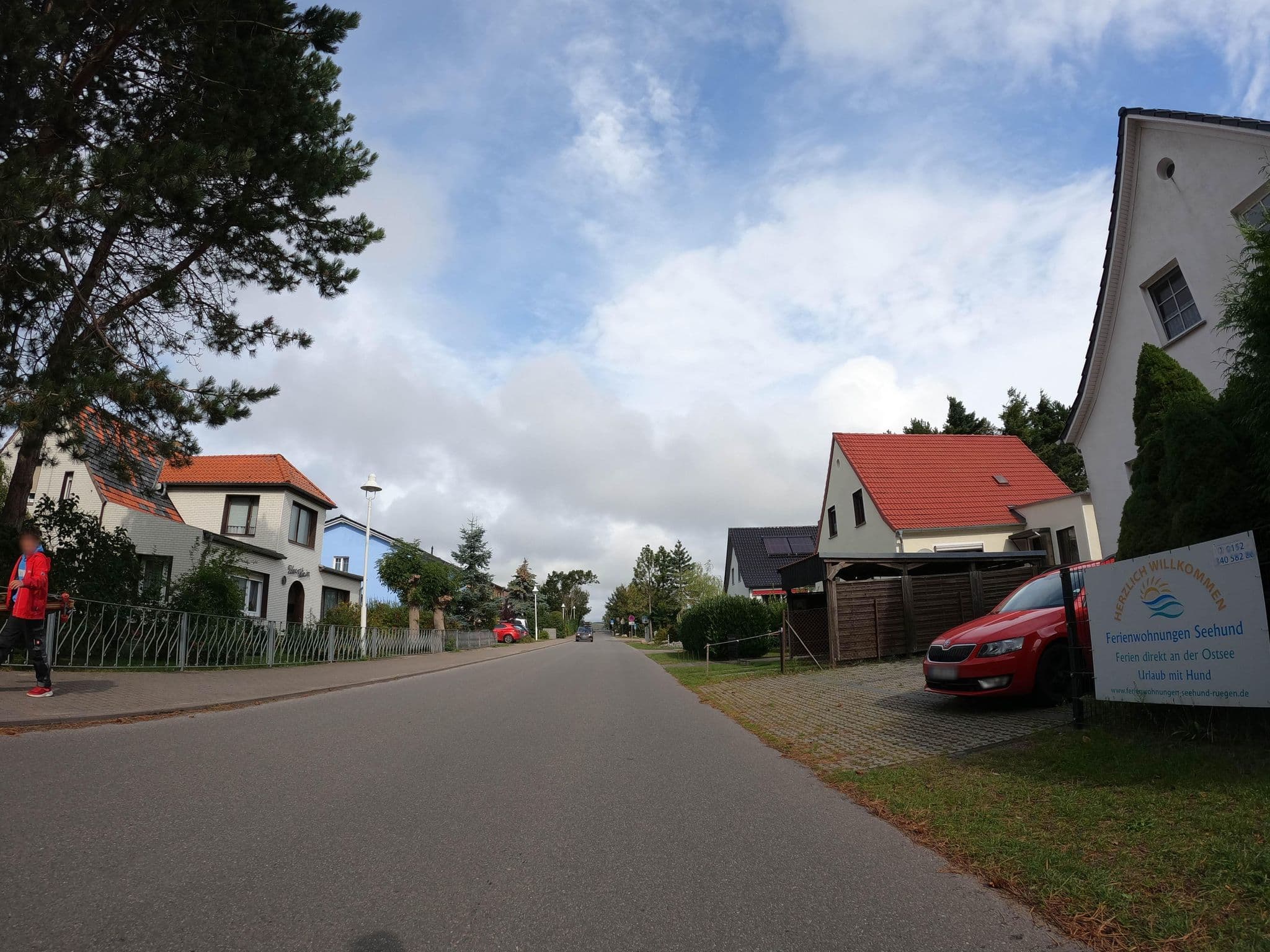 Street view near Ferienwohnungen Seehund in Thiessow, Ostseebad Göhren — © strubbl (CC BY-SA · Mapillary)