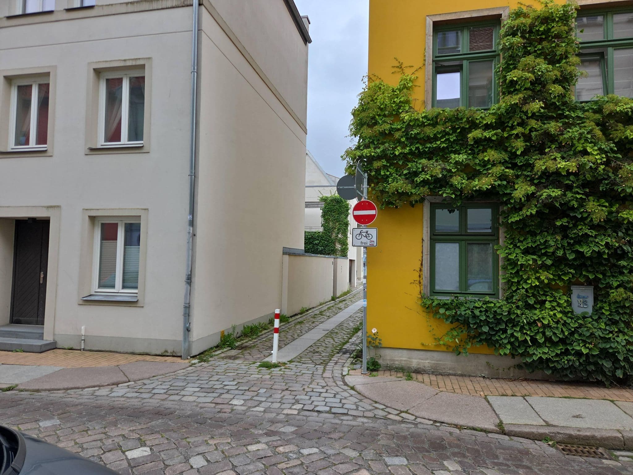 Street view near Haus Steuerrad, Stralsund — © jacobbraeutigam (CC BY-SA · Mapillary)