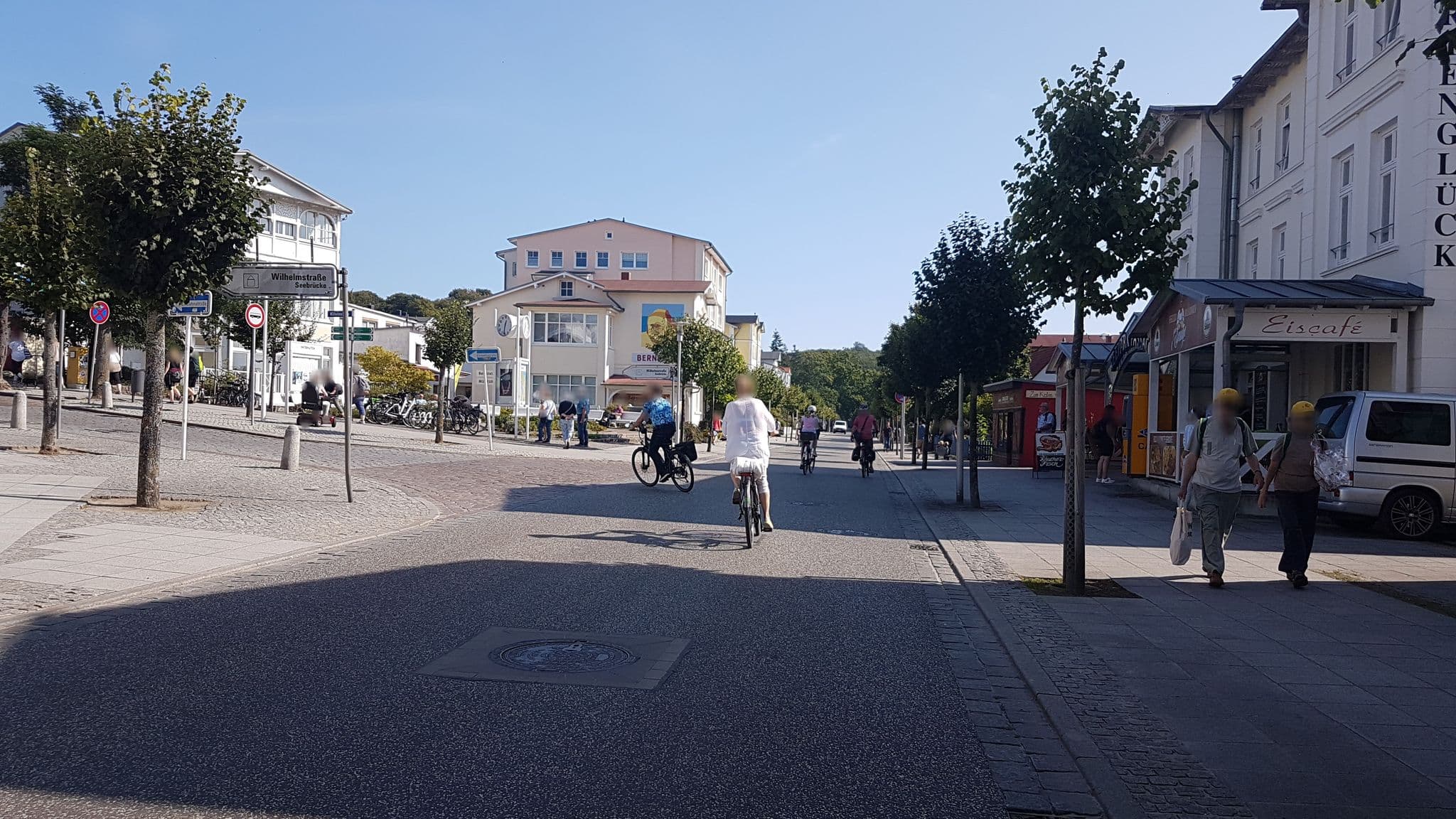 Street view near Haus Ferienglück, Sellin — © snowdiver (CC BY-SA · Mapillary)