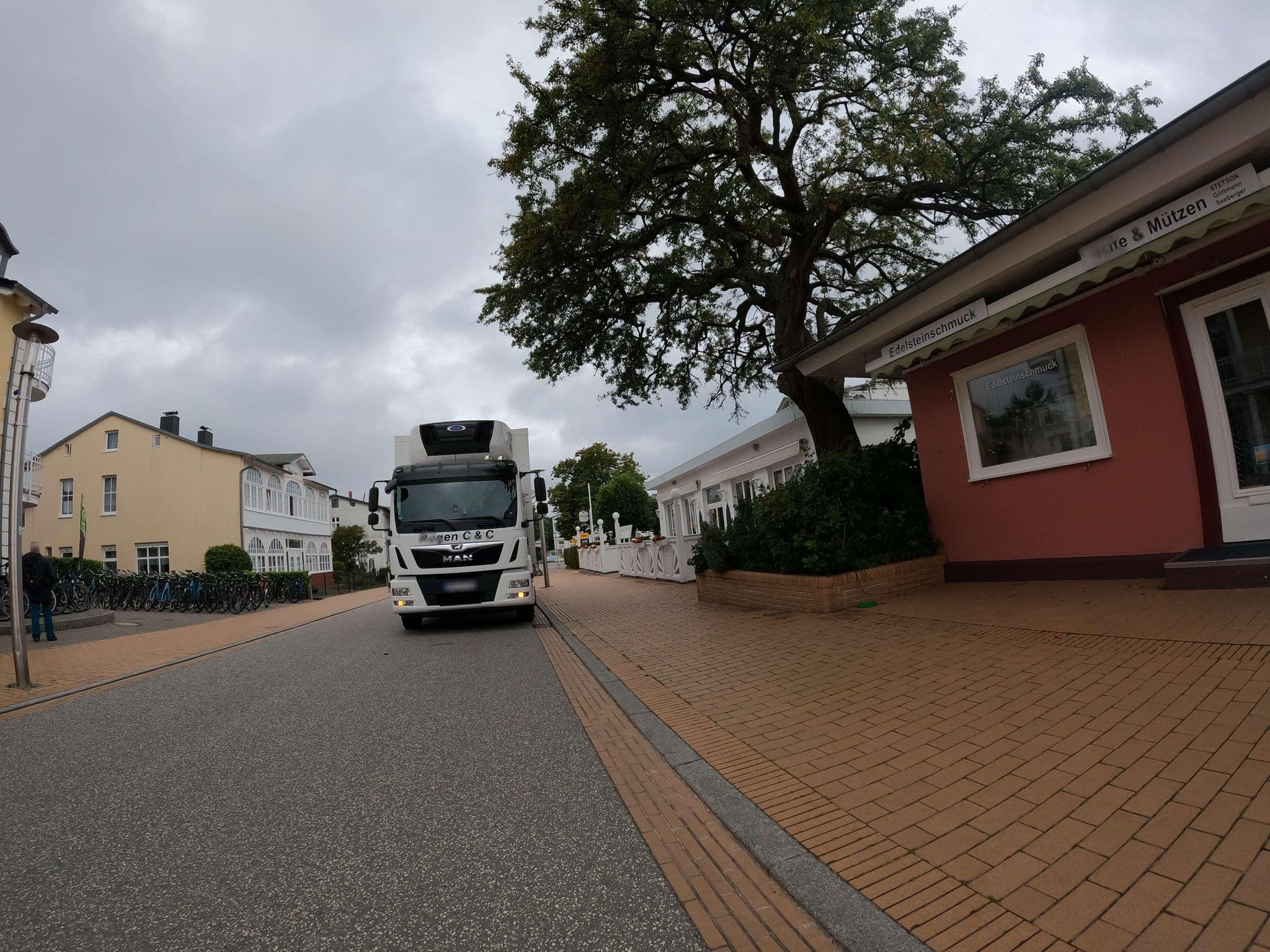 Street view near Fremdenverkehrs-und Gewerbeverein Göhren e.V., Ostseebad Göhren — © strubbl (CC BY-SA · Mapillary)