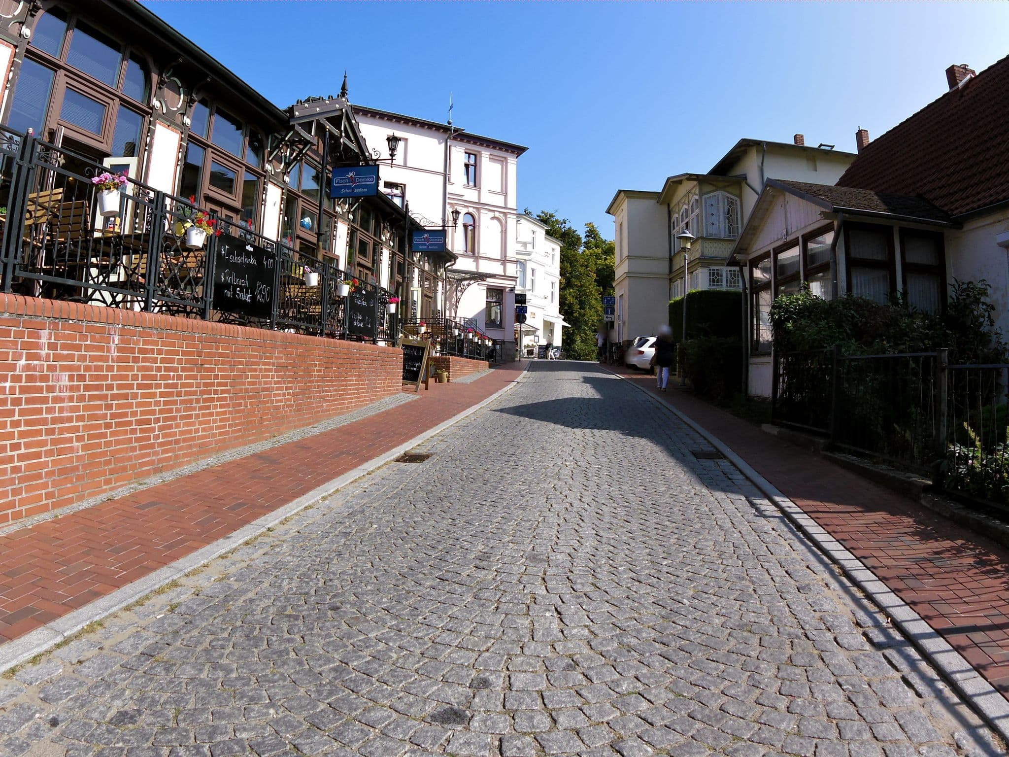 Street view near Akzente im Kaiser's vis à vis GmbH Internationale Tischkultur, Seebad Heringsdorf — © zoegglmeyr (CC BY-SA · Mapillary)
