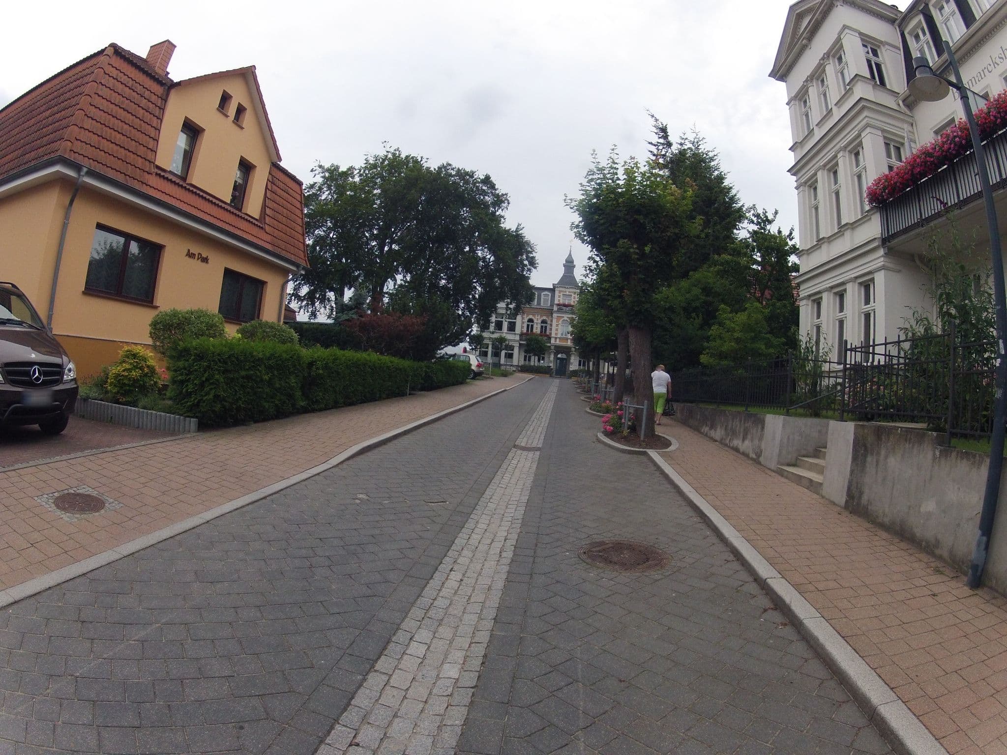 Street view near Villa Chrissi Heinrich Bitter, Seebad Heringsdorf — © fahrradfahrer (CC BY-SA · Mapillary)