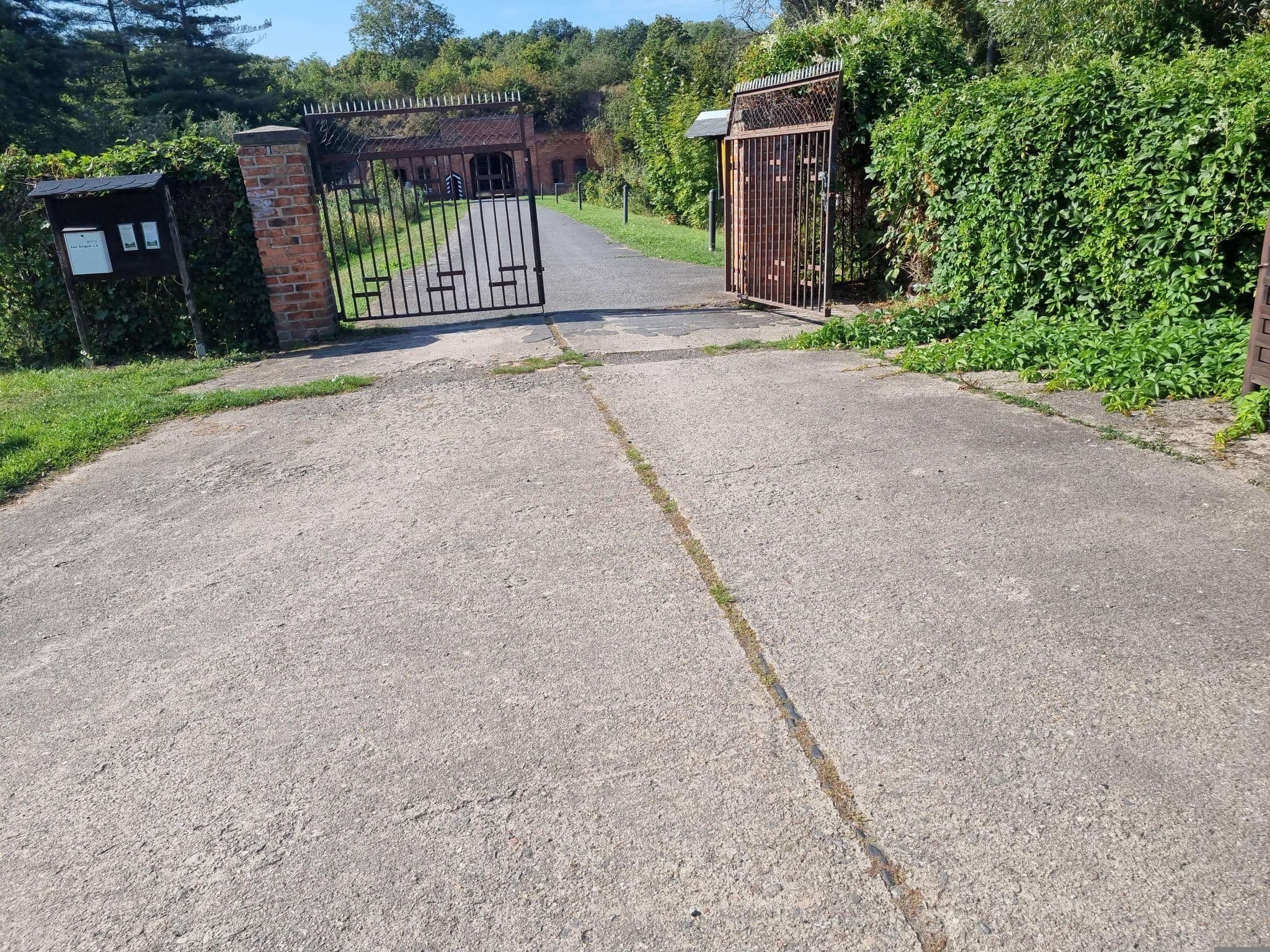 Street view near Angel und Fischereibetrieb Engel, Manschnow — © dsmm (CC BY-SA · Mapillary)