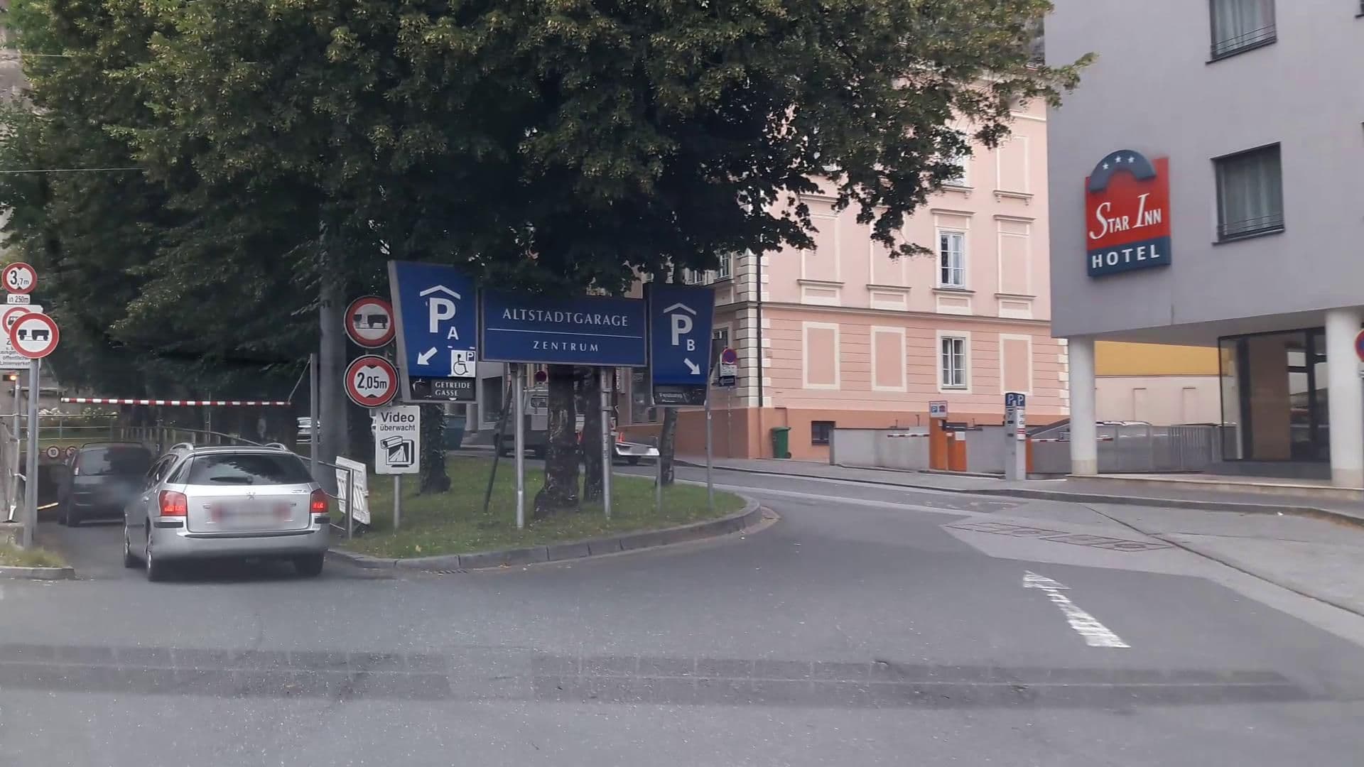 Street view near Leonardo, Salzburg — © stefan147 (CC BY-SA · Mapillary)