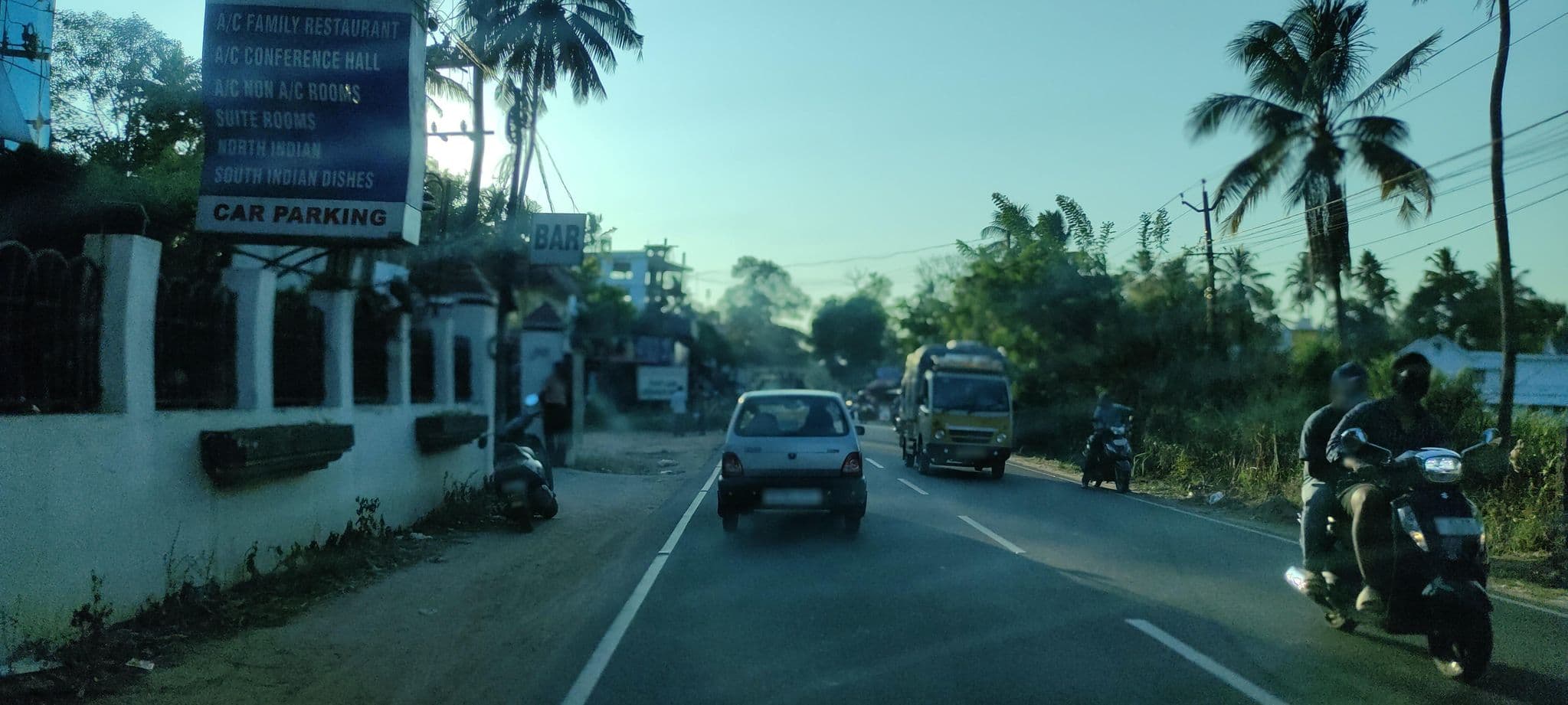 Street view near Hotel Royale Plaza, Pattiyūrgrāmam — © V15 (CC BY-SA · Mapillary)