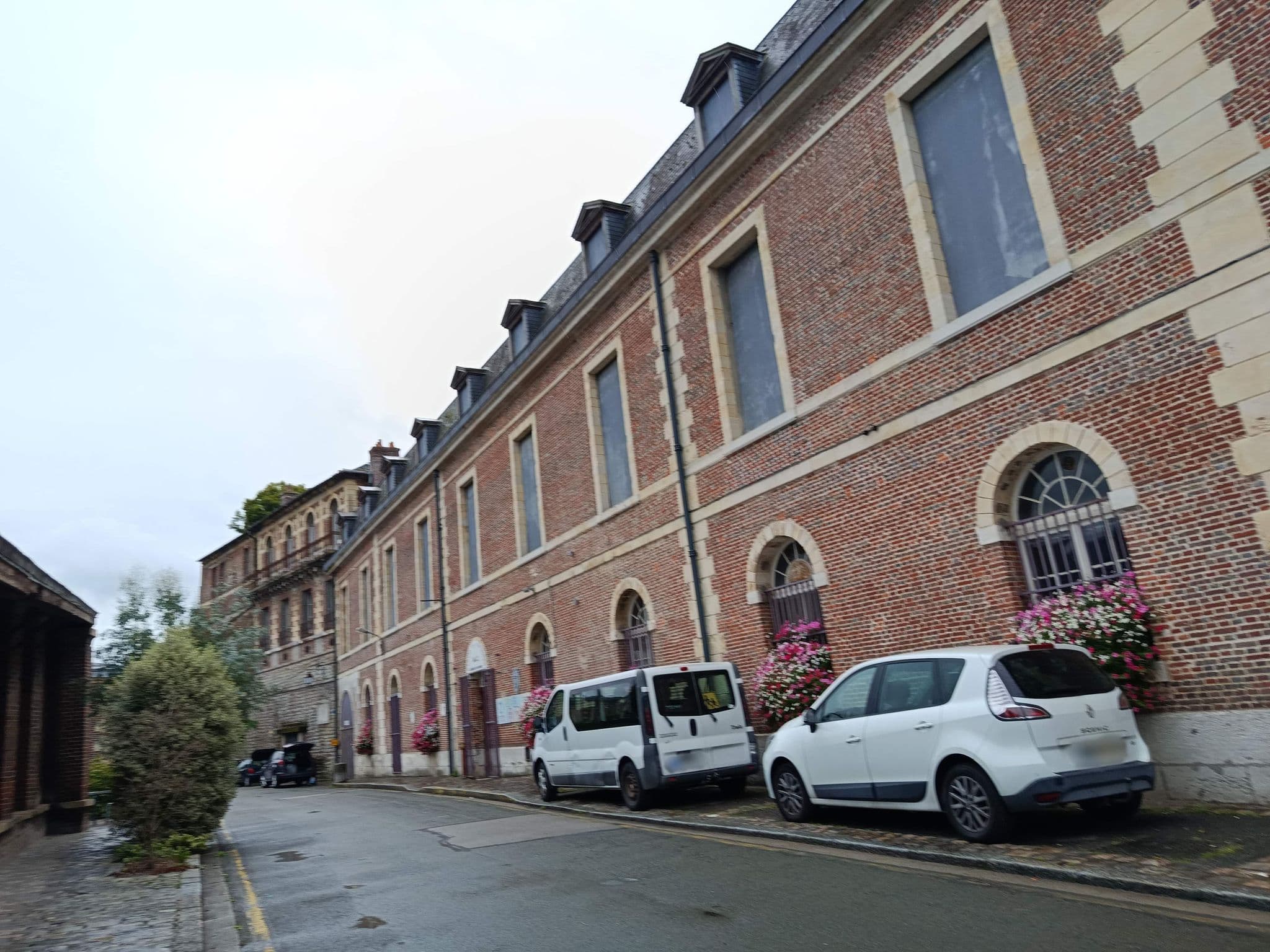Street view near MJC d'Eu / Centre des Fontaines, Eu — © kritic (CC BY-SA · Mapillary)