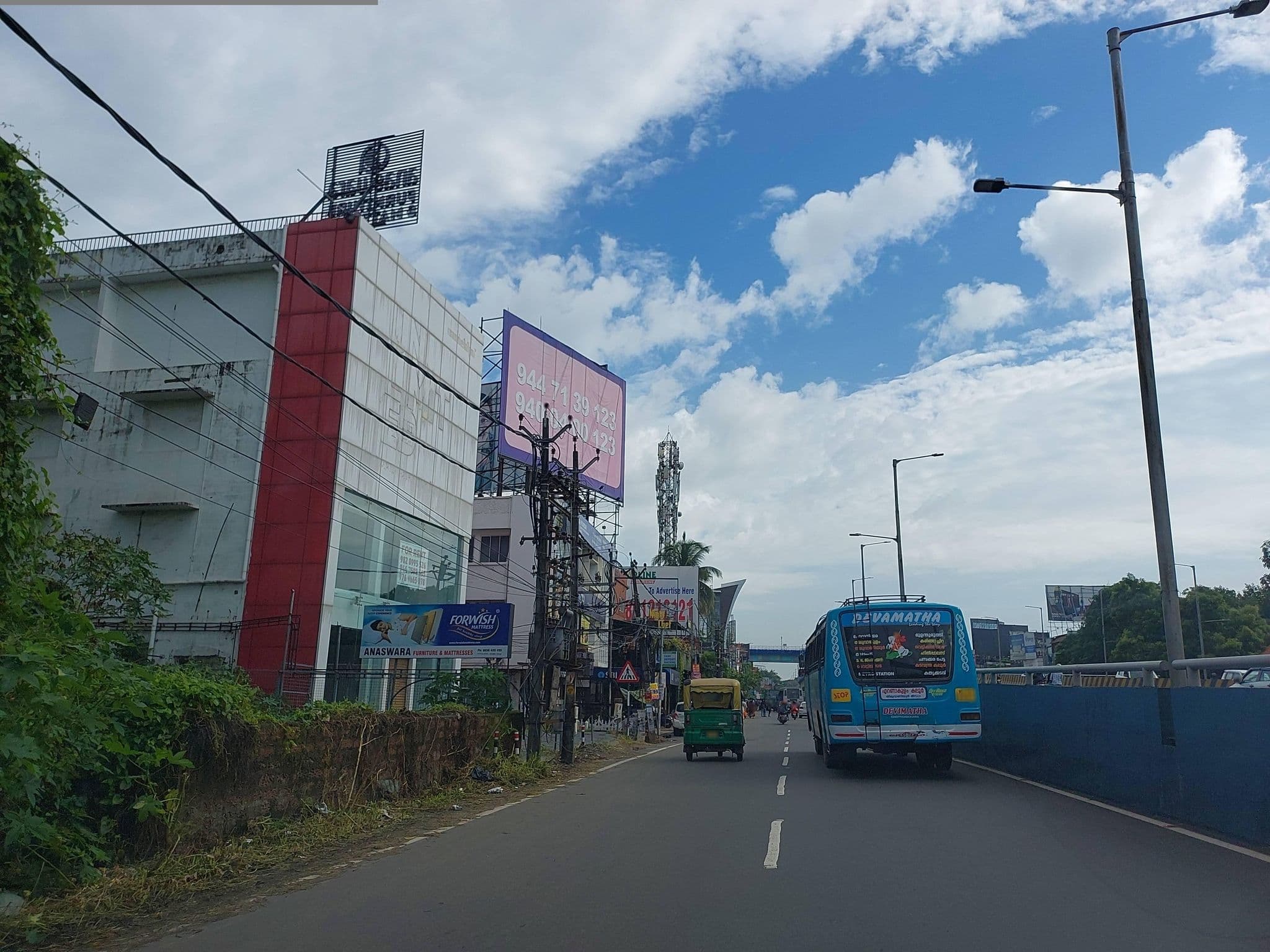 Street view near Broad Bean Hotel, Tripunittura — © V15 (CC BY-SA · Mapillary)
