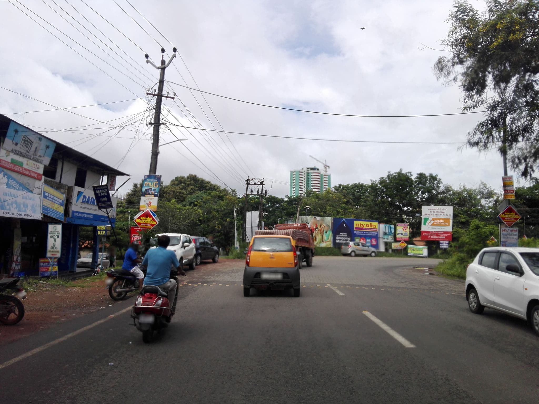 Street view near Hotel Meenus Tourist Home, Kakkanad — © arun6723 (CC BY-SA · Mapillary)