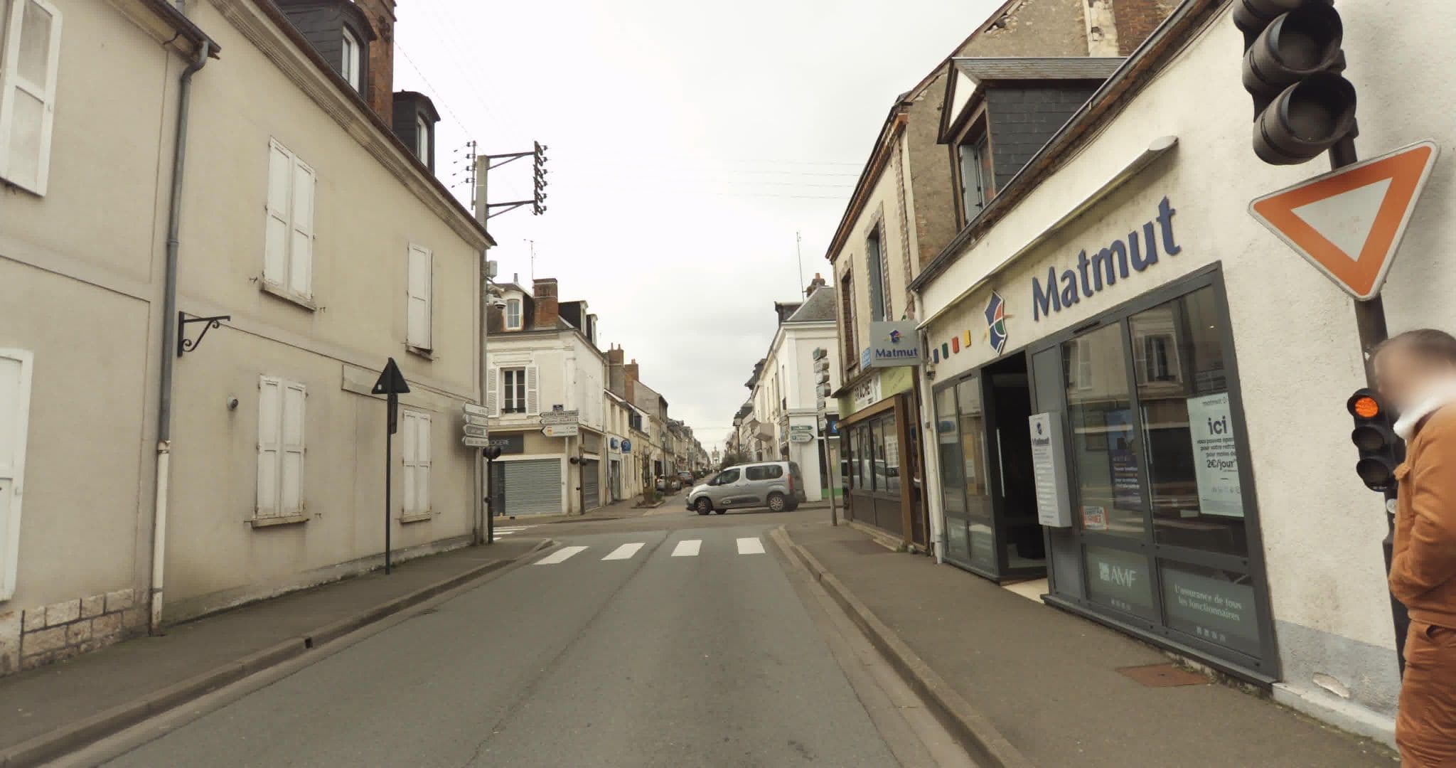 Street view near Hôtel des Couronnes, Châteaudun — © sogefi (CC BY-SA · Mapillary)