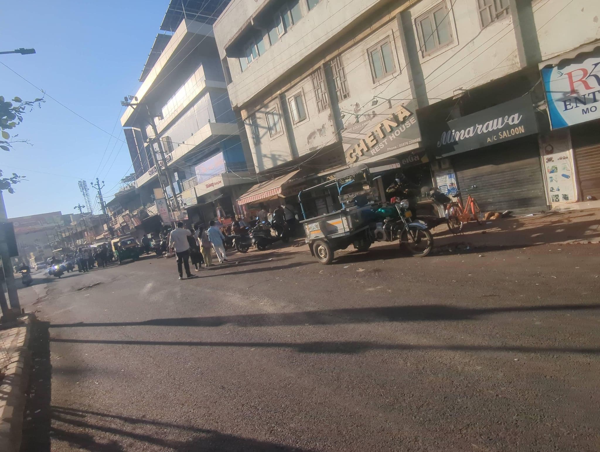 Street view near Jai Somnath, Verāval — © livableurbanism (CC BY-SA · Mapillary)