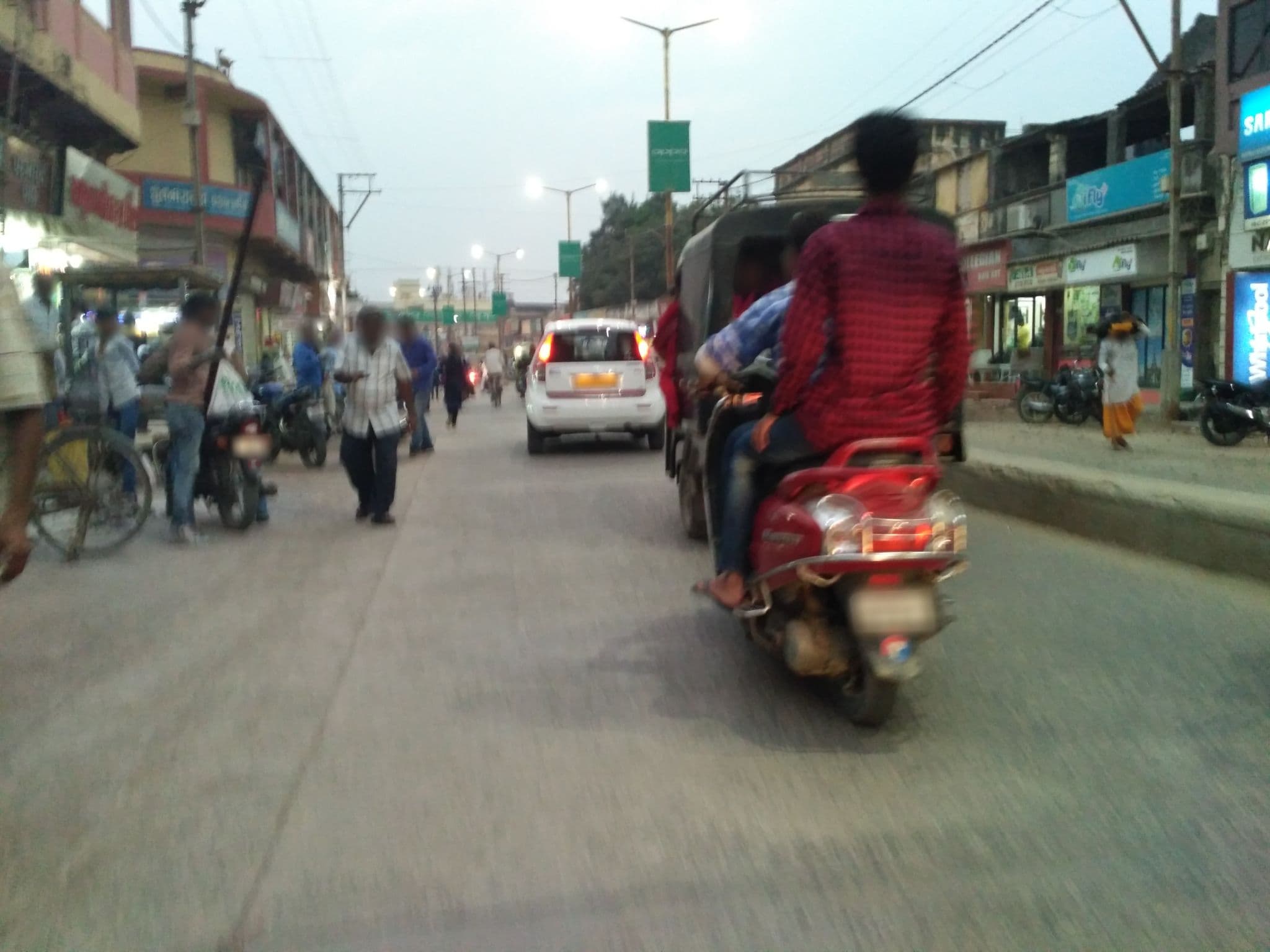Street view near new moon palce, Porbandar — © mansi_lakhlani (CC BY-SA · Mapillary)