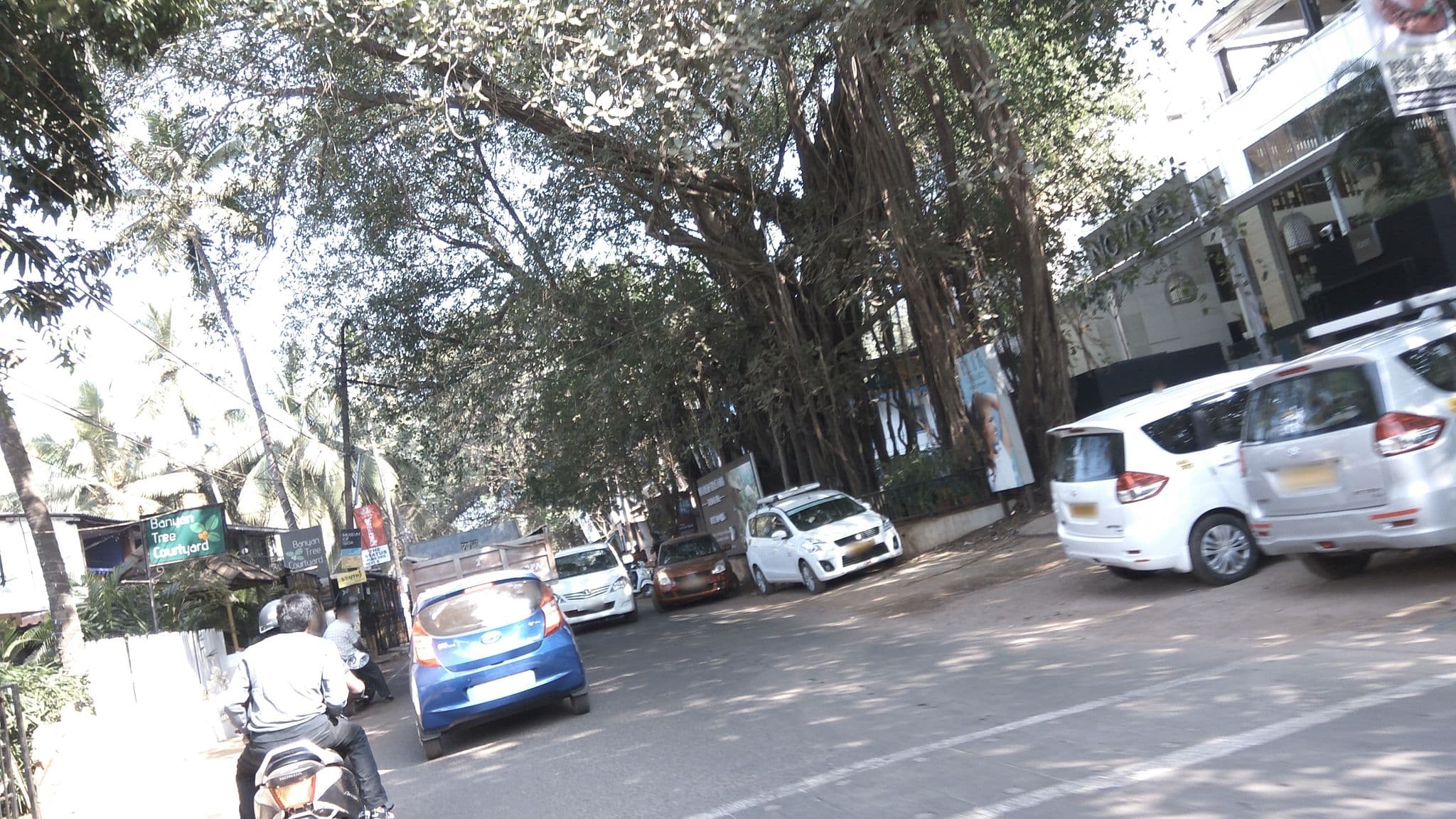 Street view near Banyan Tree Courtyard, Candolim — © natarajakaveeti (CC BY-SA · Mapillary)