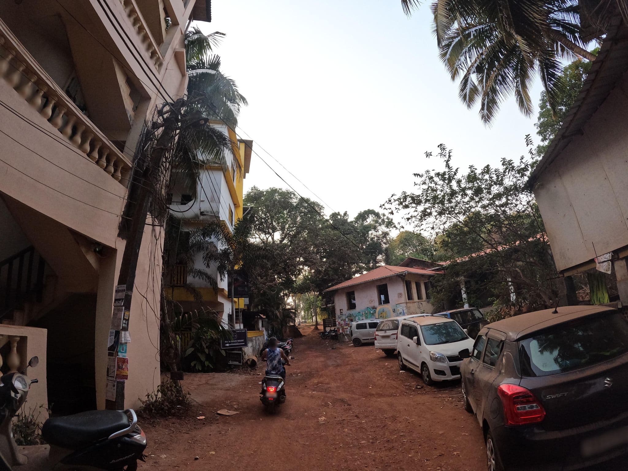 Street view near Hotel Arambol Arbour, Arambol — © lucomsky (CC BY-SA · Mapillary)