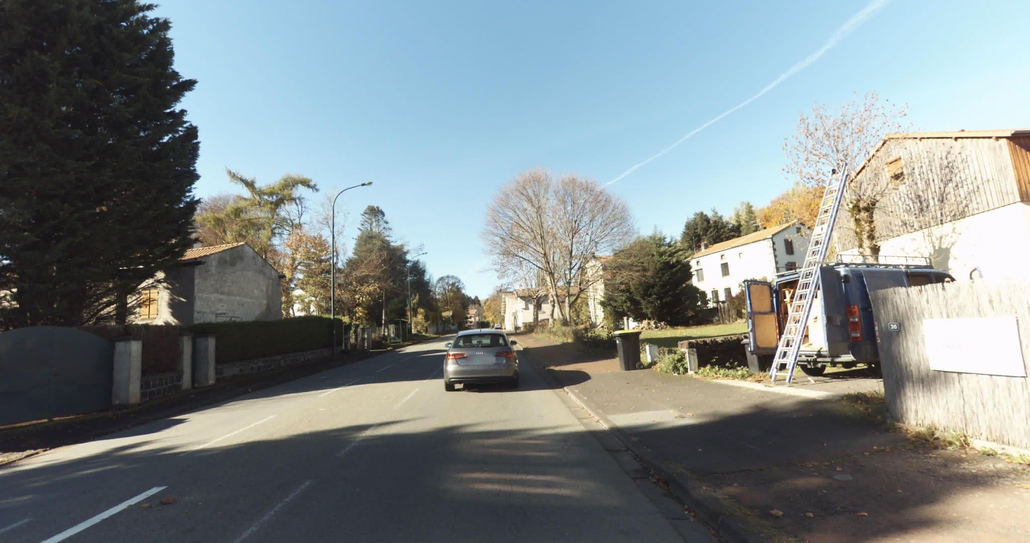 Street view near Les Hirondelles, Orcines — © sogefi (CC BY-SA · Mapillary)