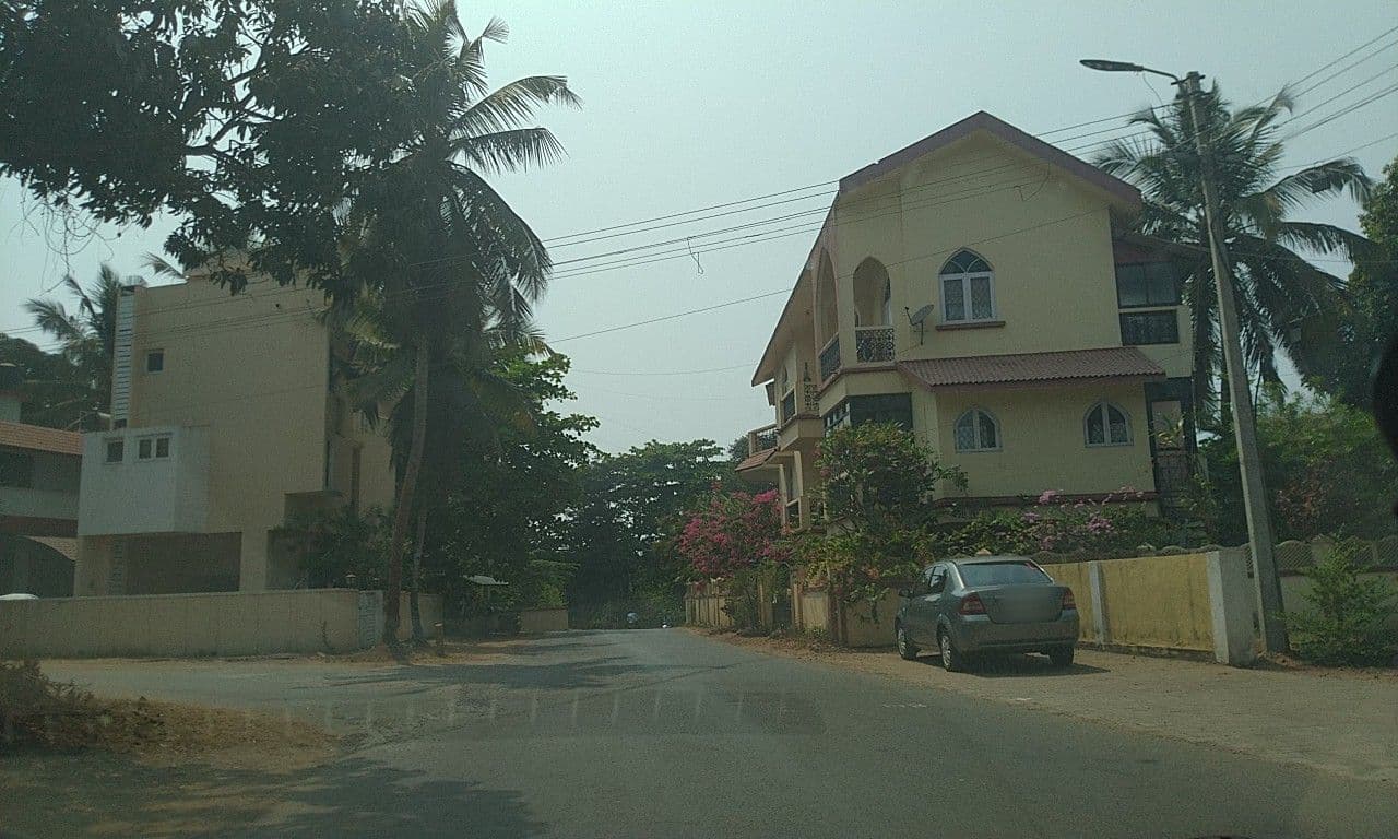 Street view near Hotel Blue Bay, Taleigao — © edz3056 (CC BY-SA · Mapillary)