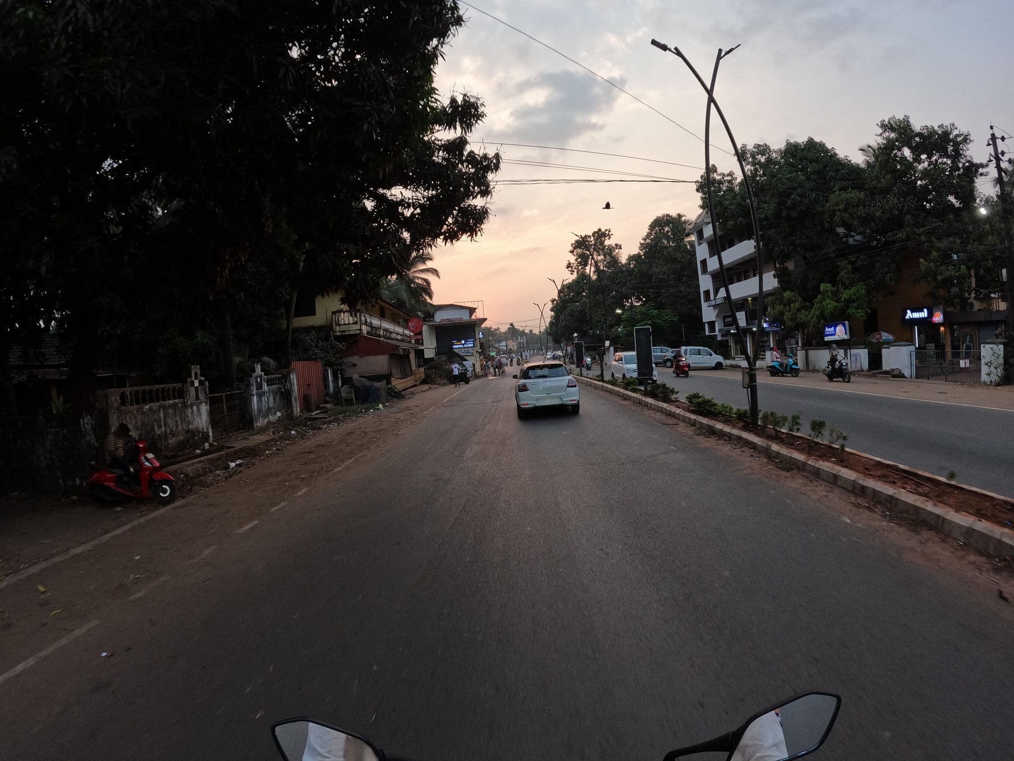 Street view near Siolim Holiday Apartments, Solim — © lucomsky (CC BY-SA · Mapillary)