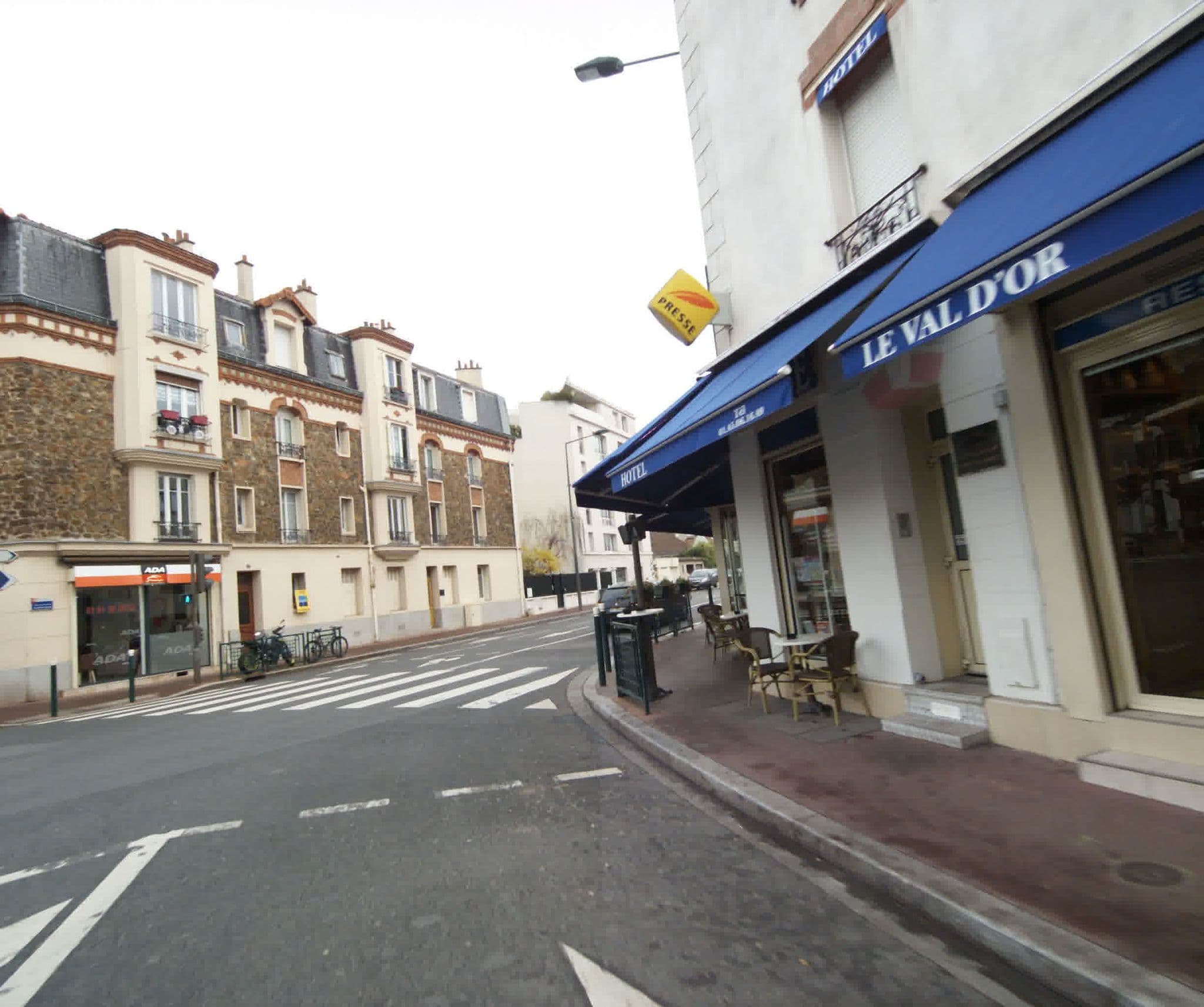 Street view near Le Théâtre, Suresnes — © sogefi (CC BY-SA · Mapillary)