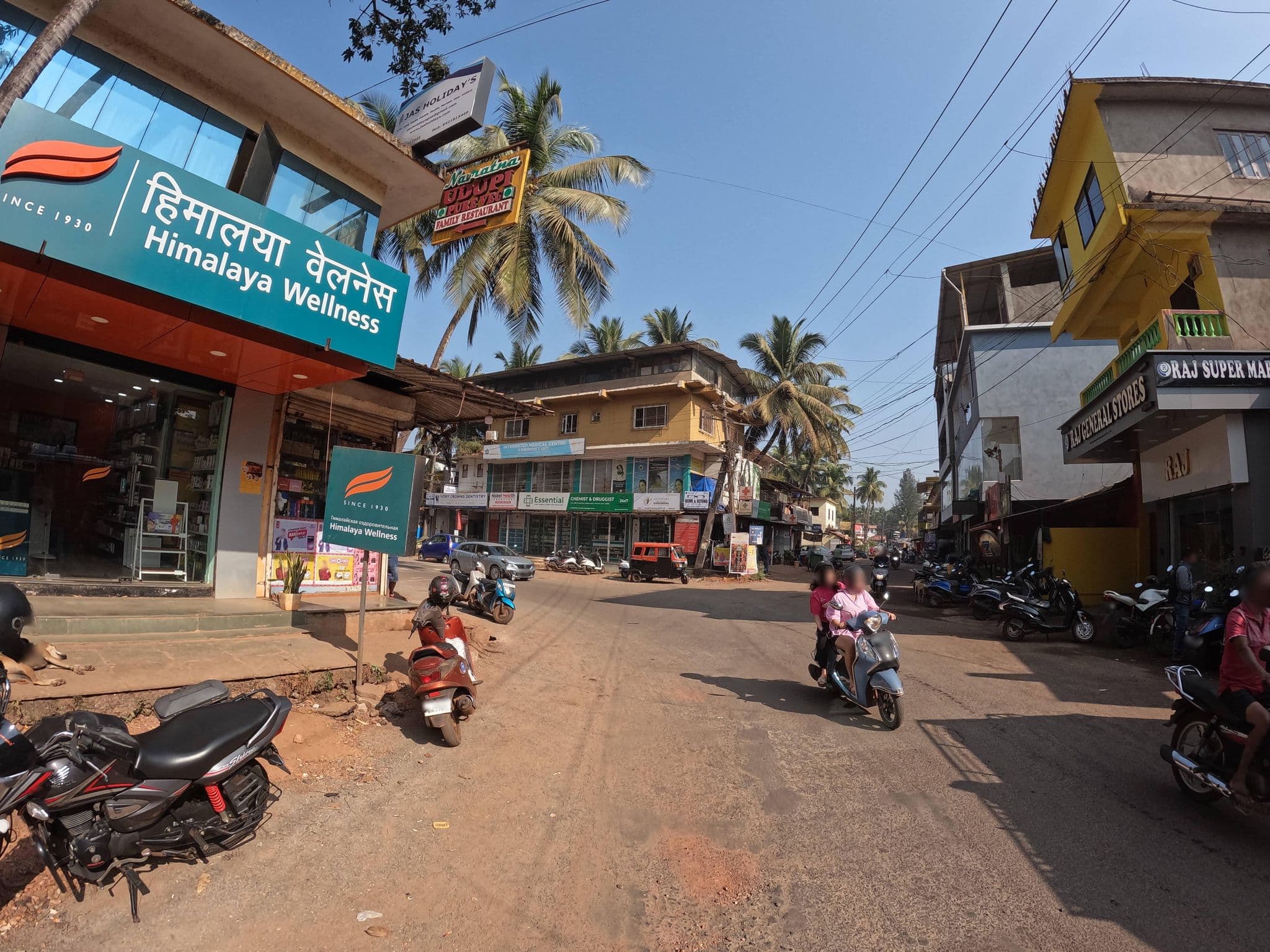 Street view near Living Room Beach Resort, Morjim — © lucomsky (CC BY-SA · Mapillary)
