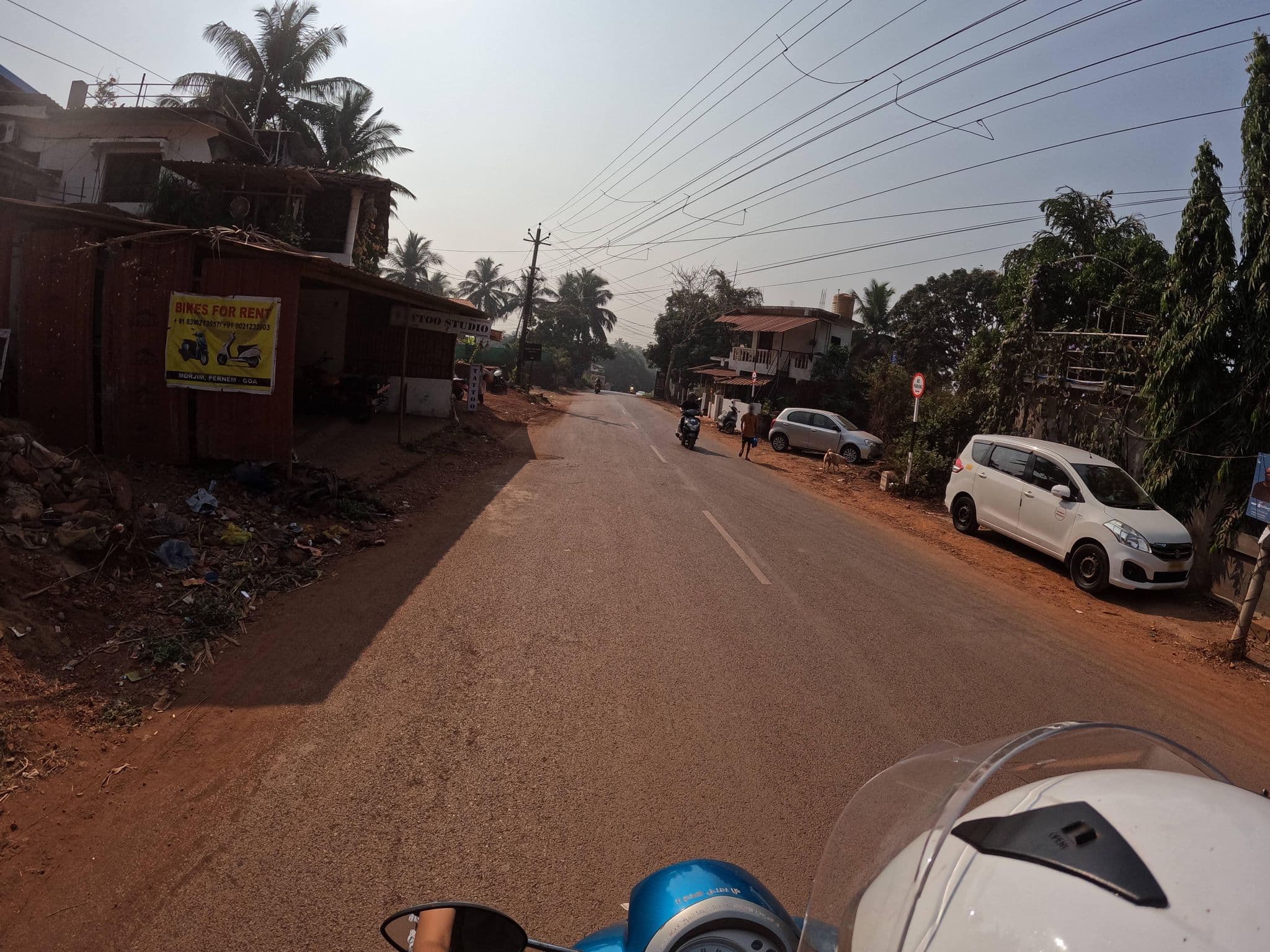 Street view near Living Room Beach Resort, Morjim — © lucomsky (CC BY-SA · Mapillary)