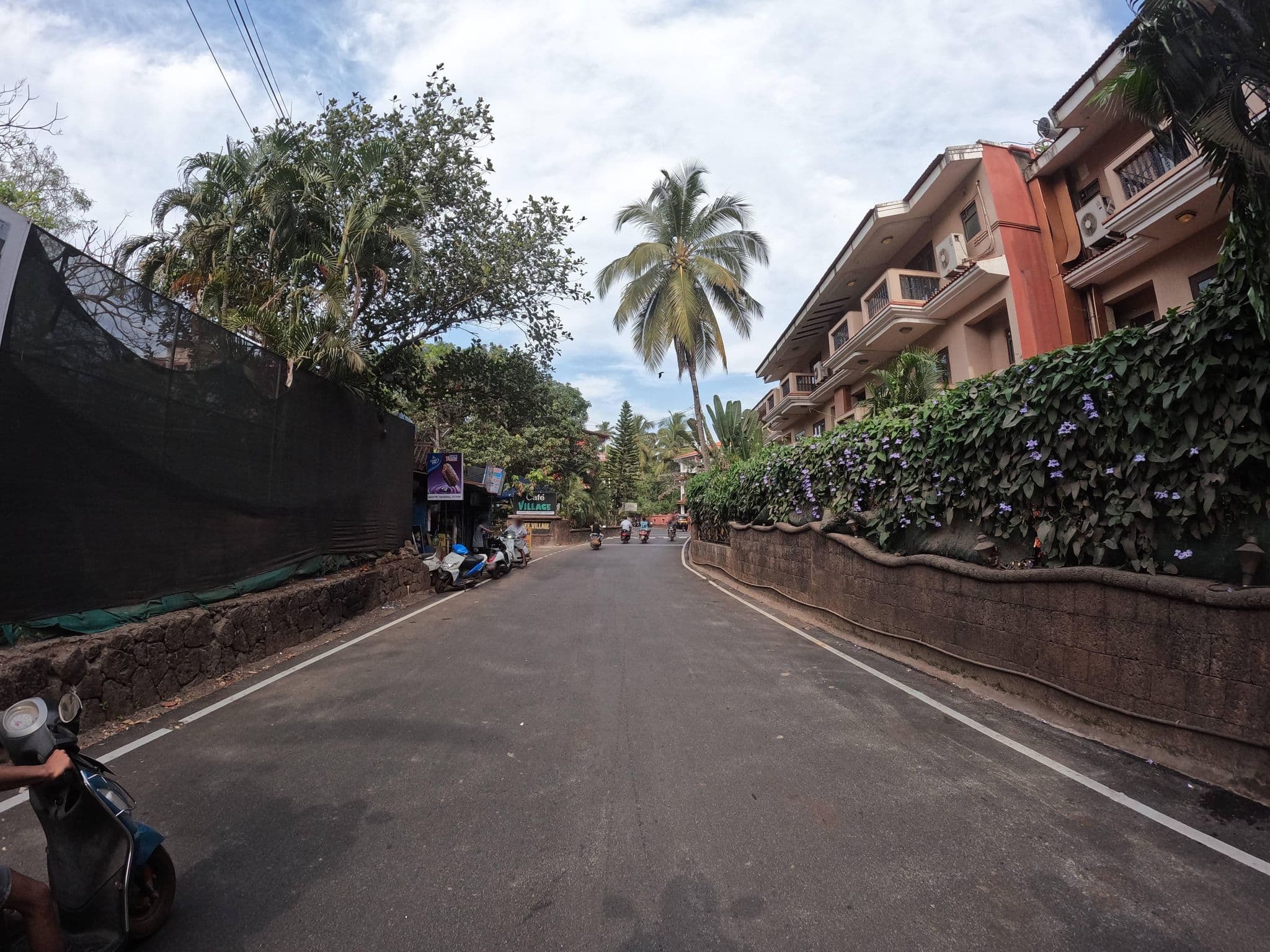 Street view near Lazy Lagoon Sarovar Portico Suites, Baga — © lucomsky (CC BY-SA · Mapillary)