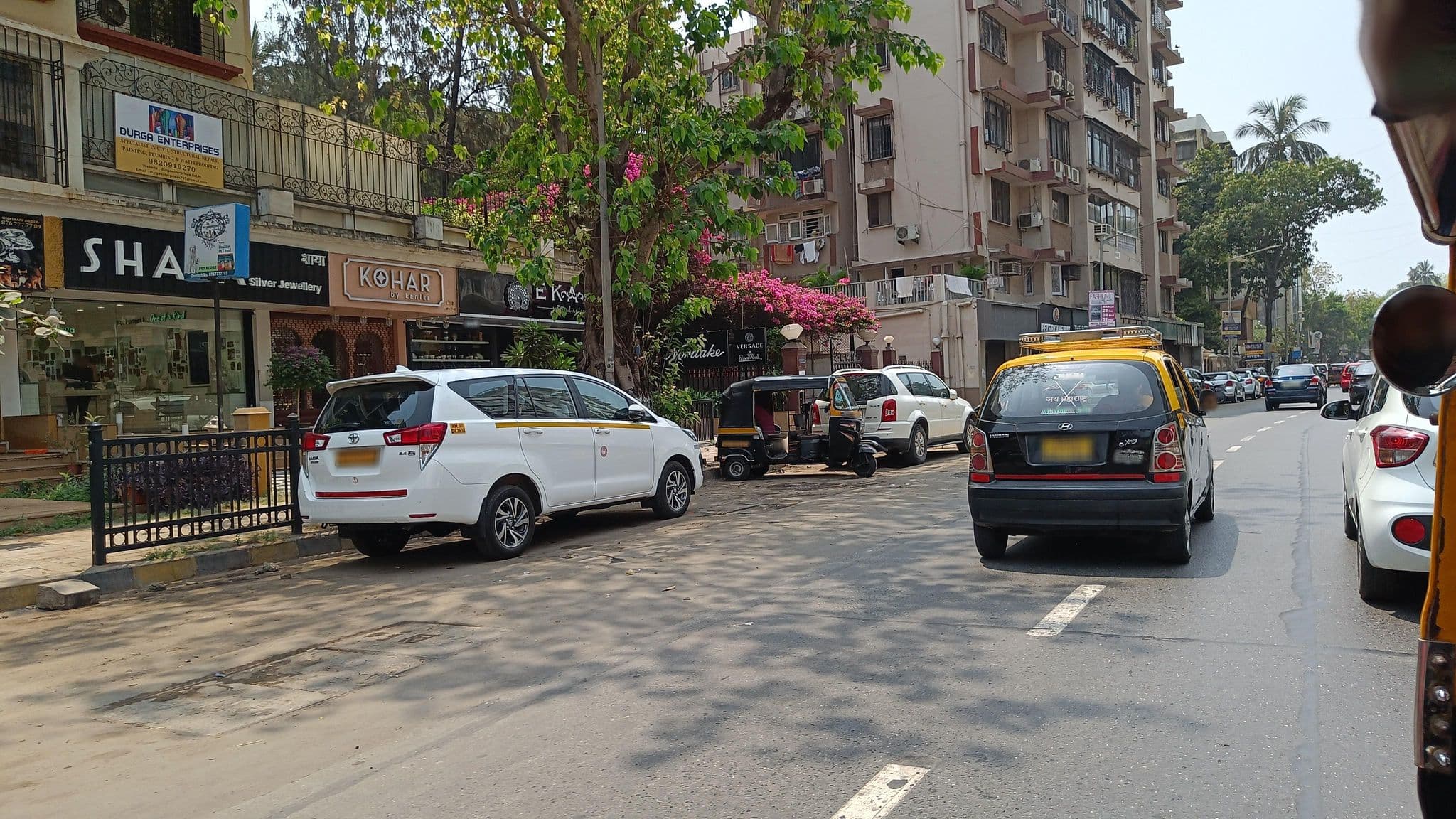 Street view near Hotel Ajanta Juhu, Mumbai — © varunbhakhri (CC BY-SA · Mapillary)