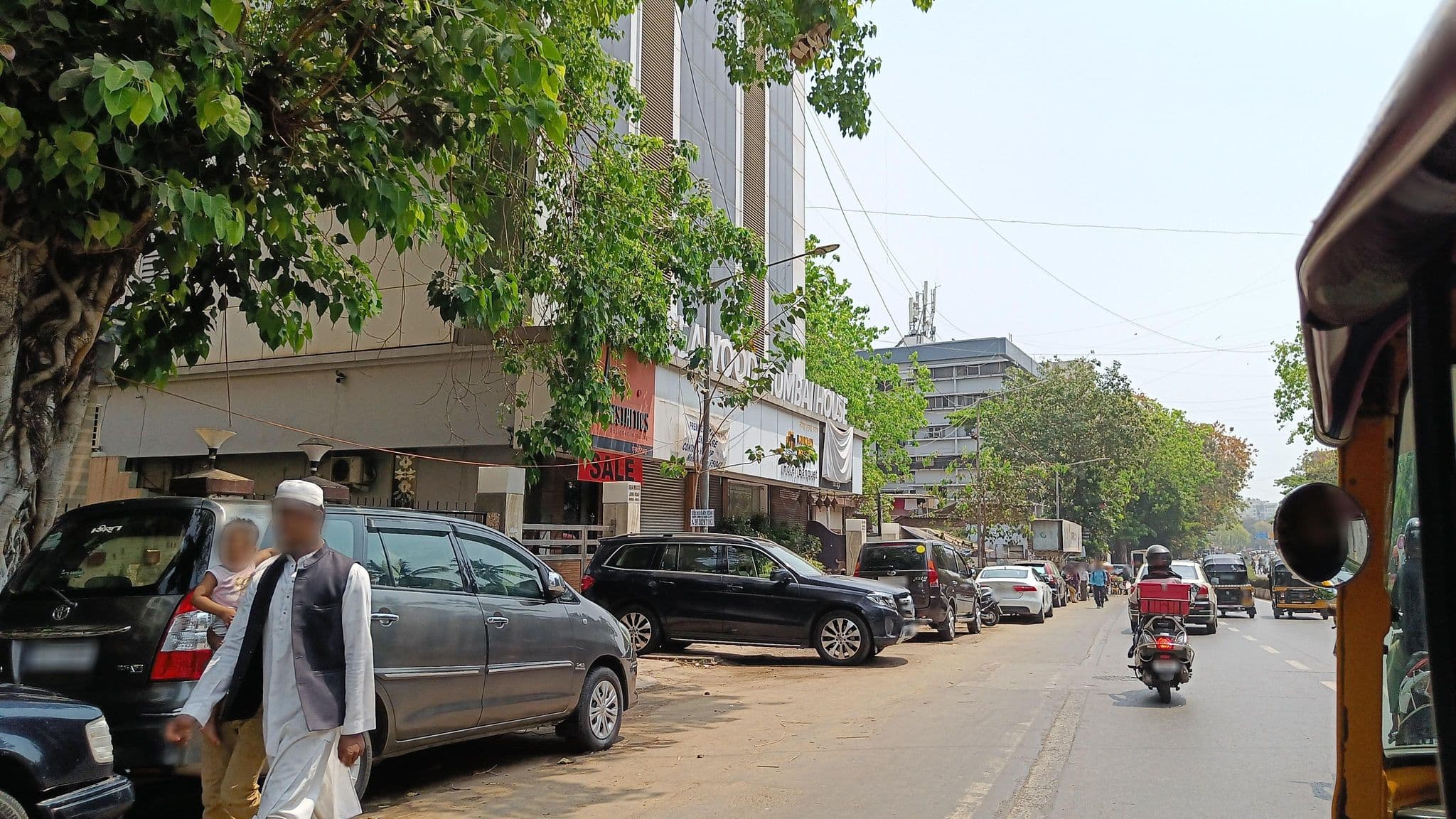 Street view near Hotel Mumbai House, Dhārāvi — © varunbhakhri (CC BY-SA · Mapillary)