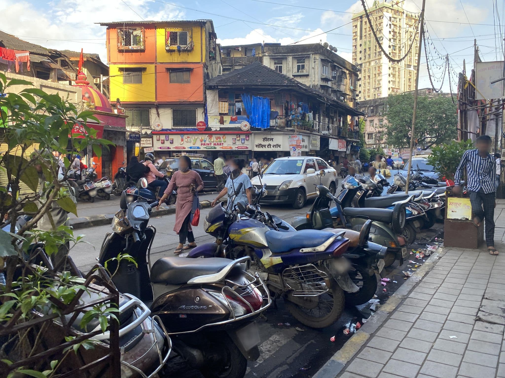 Street view near Hotel Ajanta, Dhārāvi — © a17archives (CC BY-SA · Mapillary)