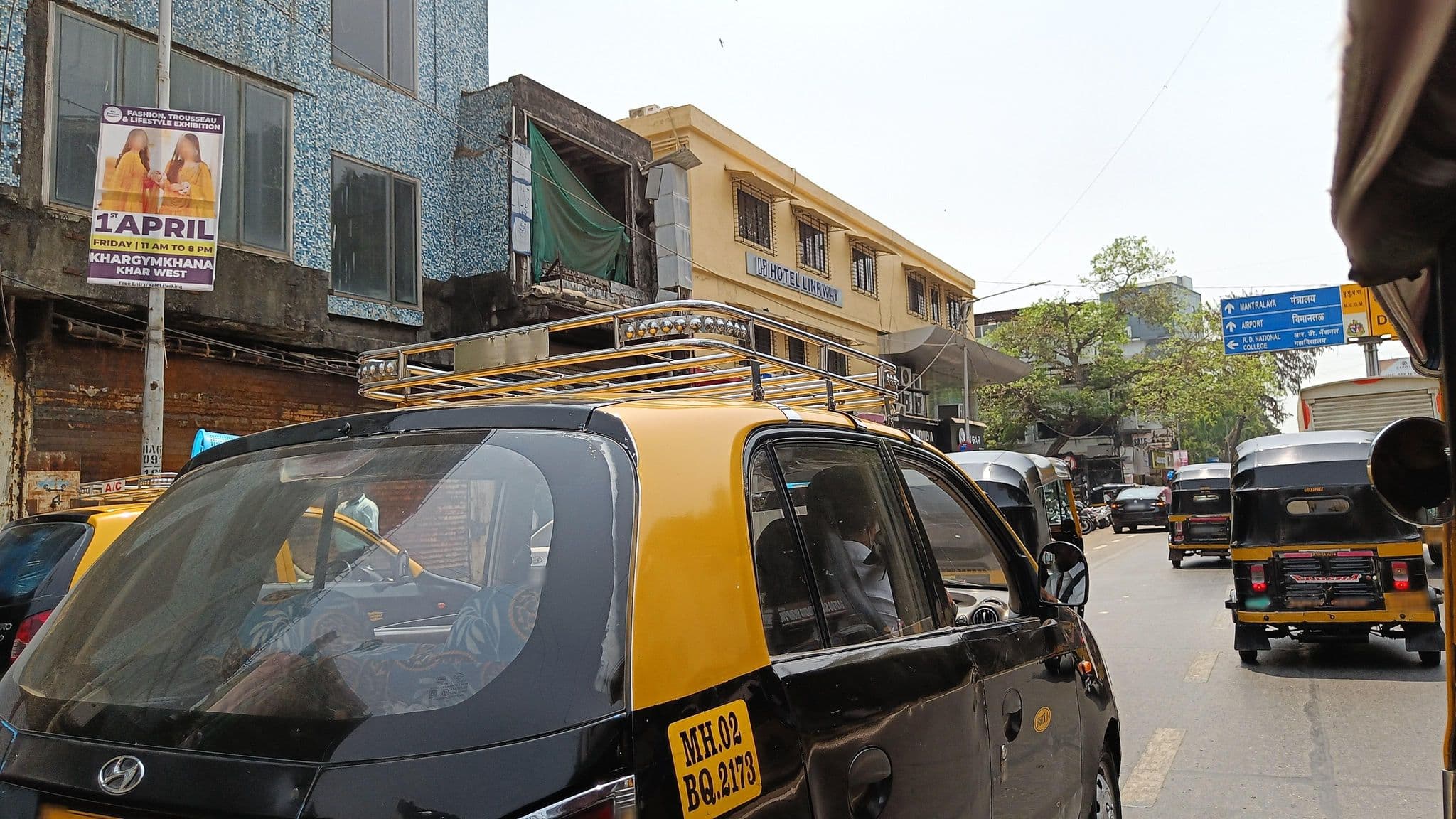 Street view near Hotel Kadamb Residency, Dhārāvi — © varunbhakhri (CC BY-SA · Mapillary)